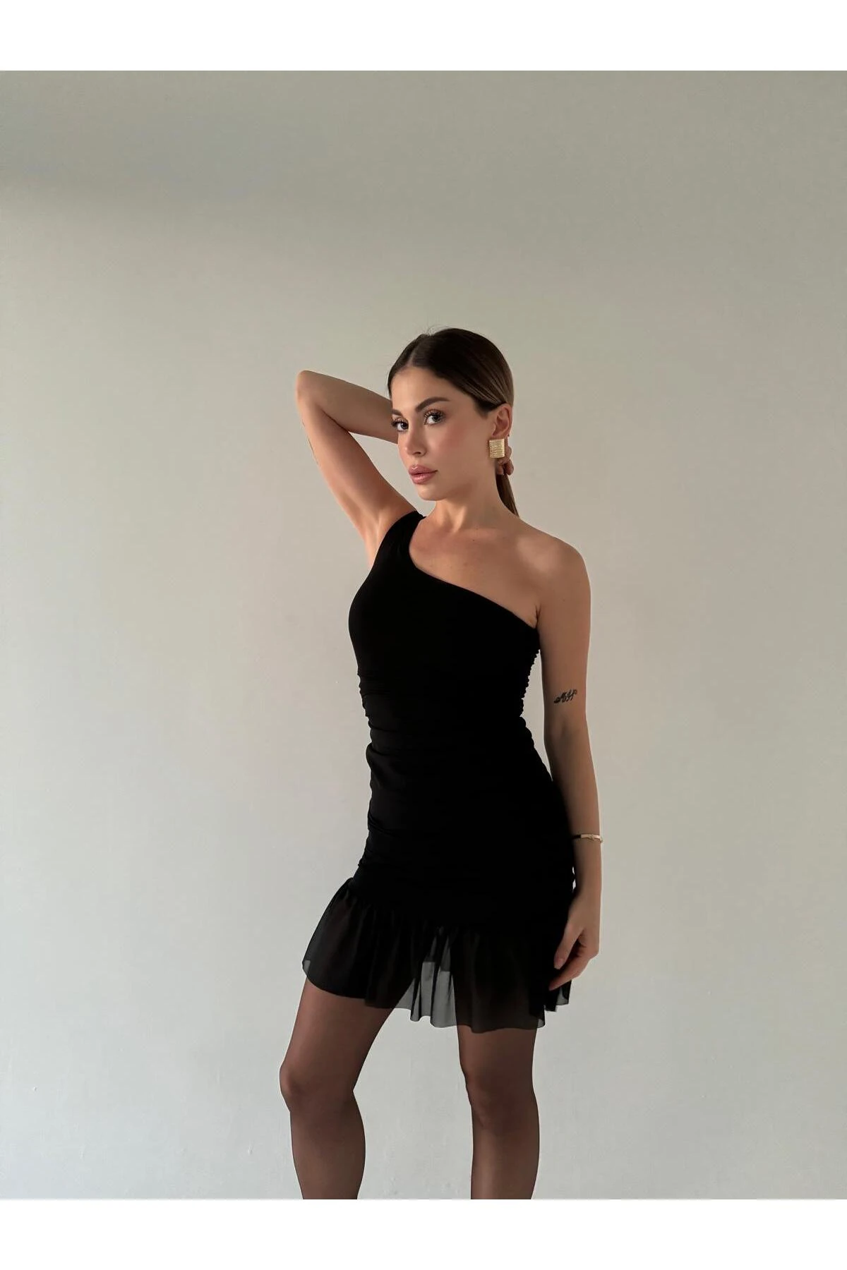 TEK OMUZ TÜLLÜ FIRFIRLI MİNİ ELBİSE