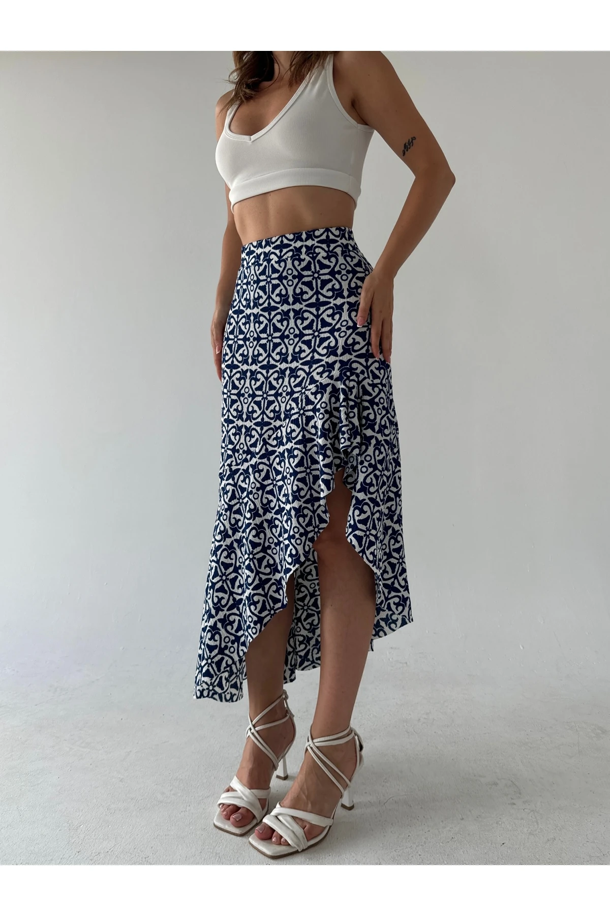 Mavi-Beyaz Desenli Asimetrik Bürümcük Etek