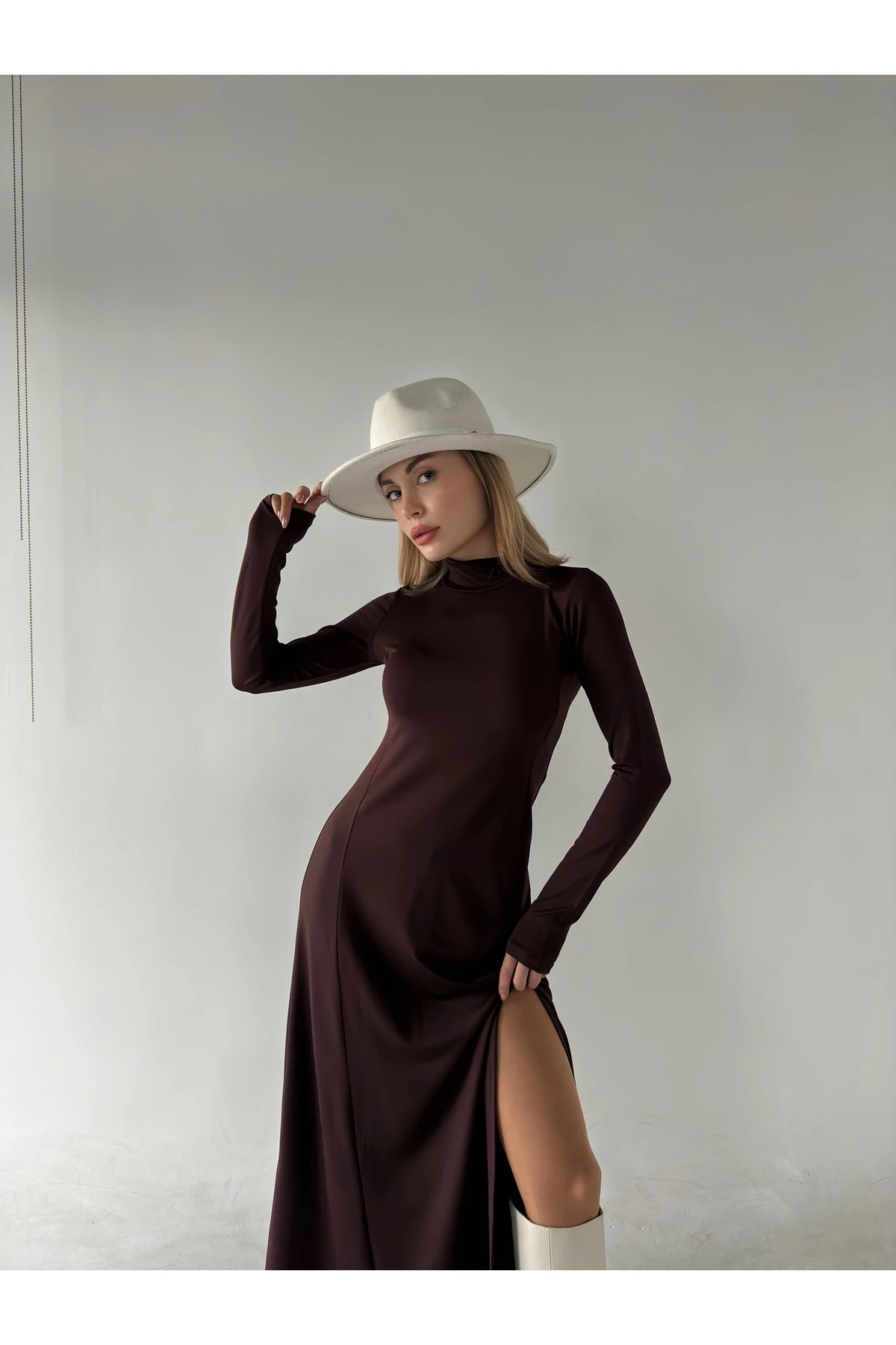 UZUN KOLLU DERİN YIRMAÇLI MİDİ BOY ELBİSE