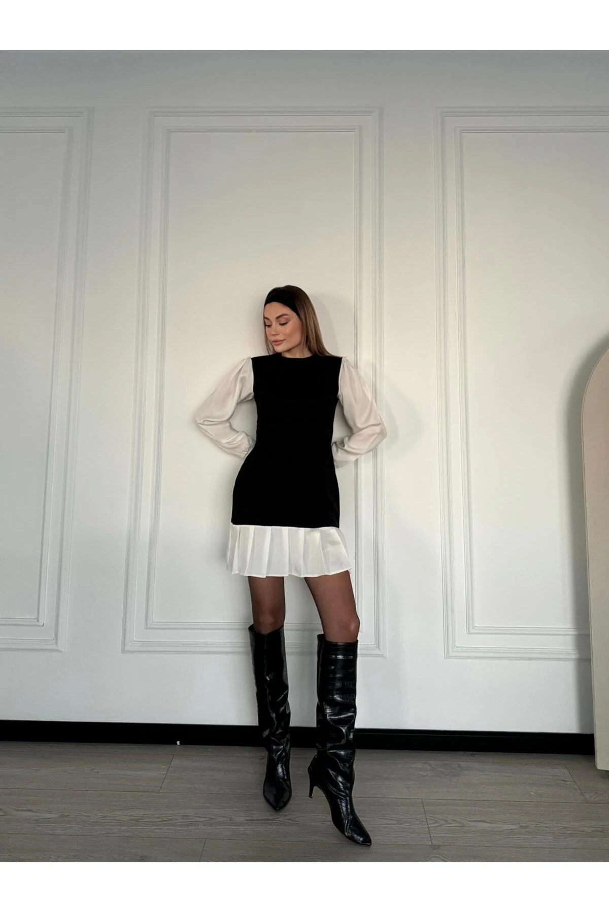 SİYAH PİLELİ MİNİ ELBİSE