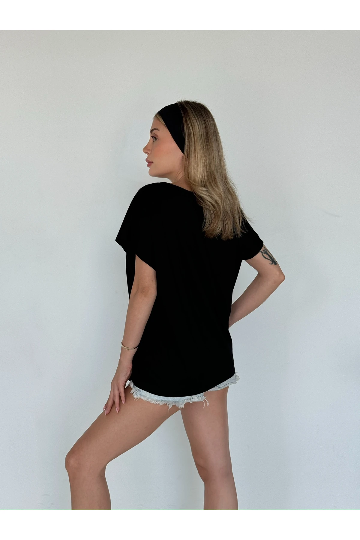 Mh Siyah V Yaka Tişört