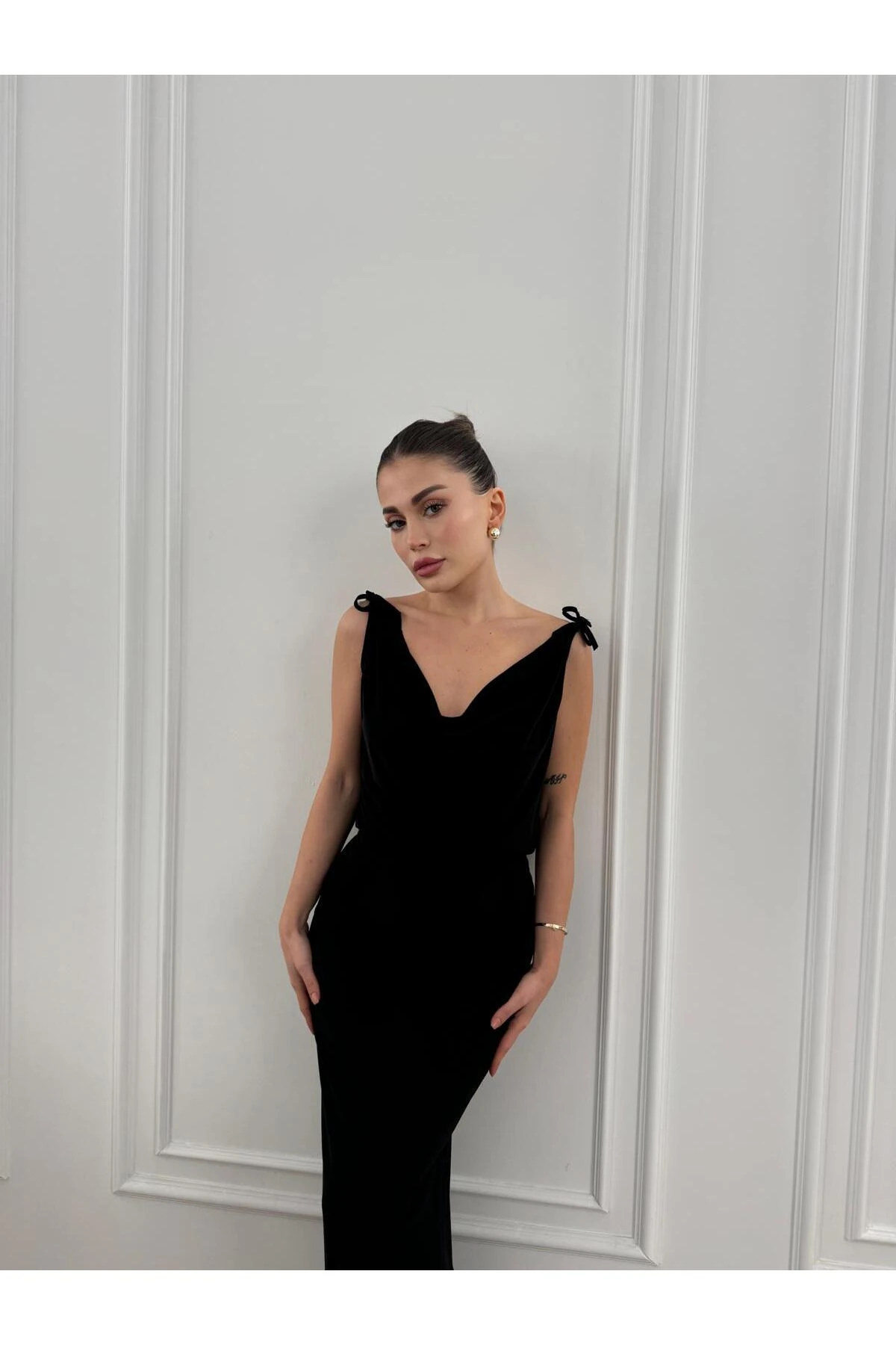 DEGAJE YAKA SIRT DEKOLTELİ SİYAH ELBİSE