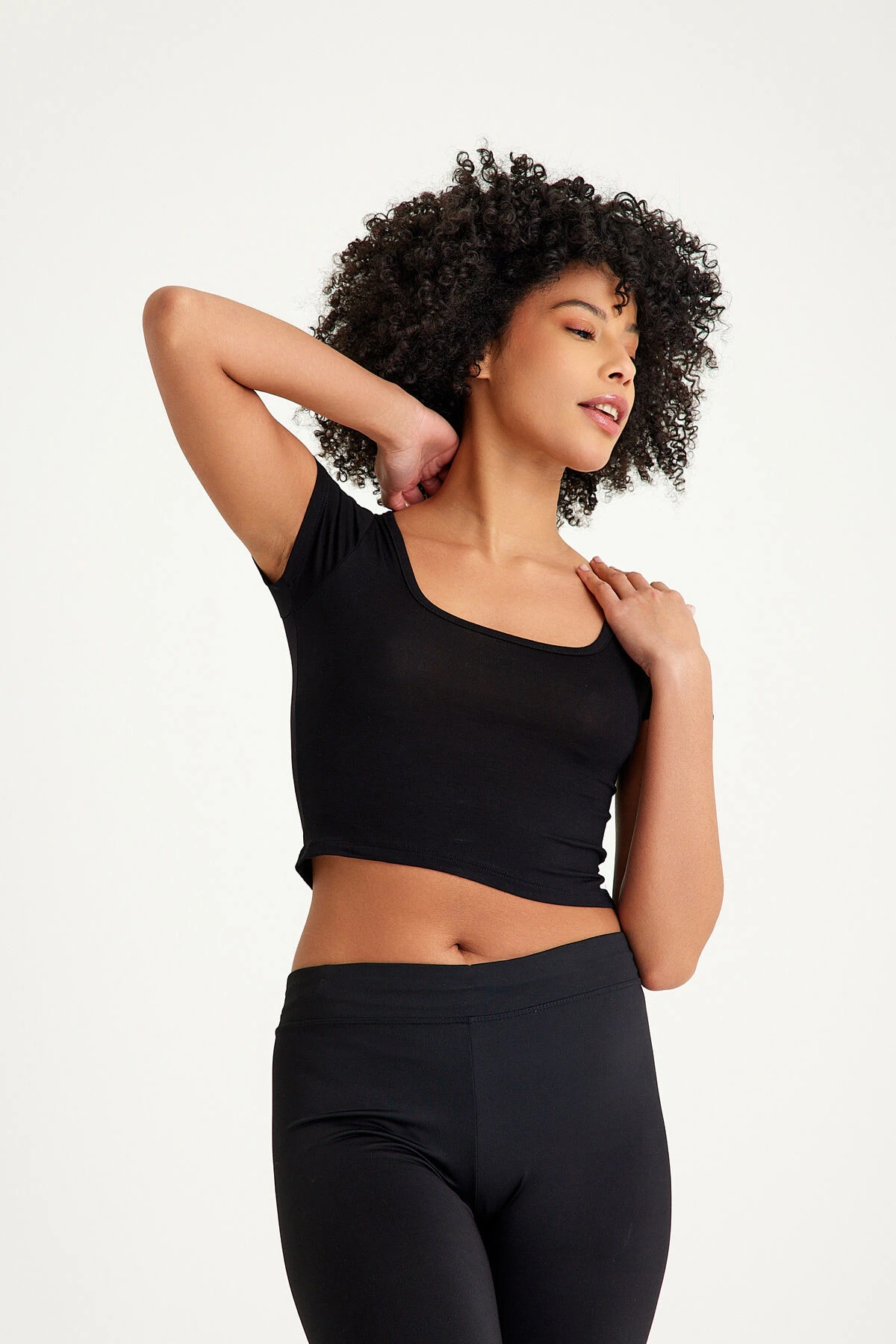 Mh Siyah U Yaka Crop