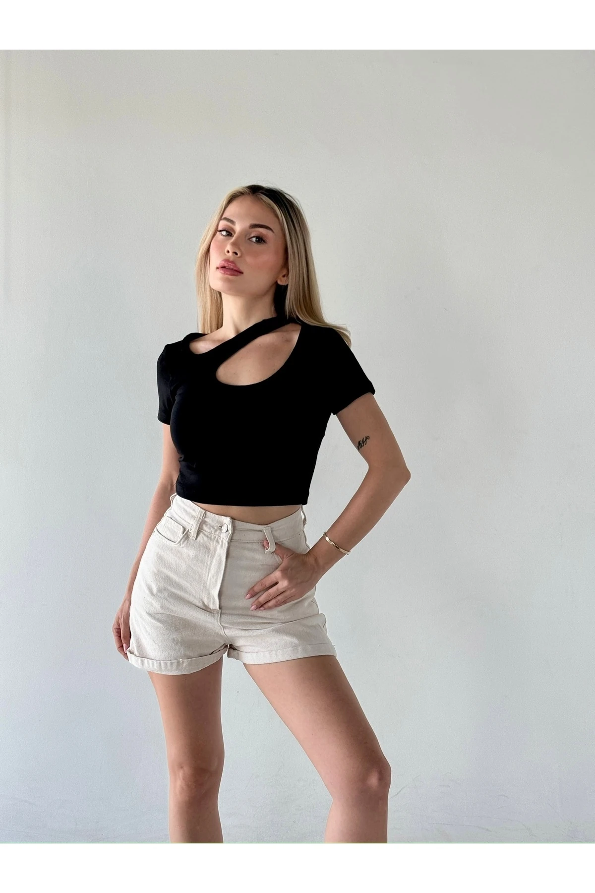 Damla Detaylı Dekolteli Kadın Crop Kısa Kollu