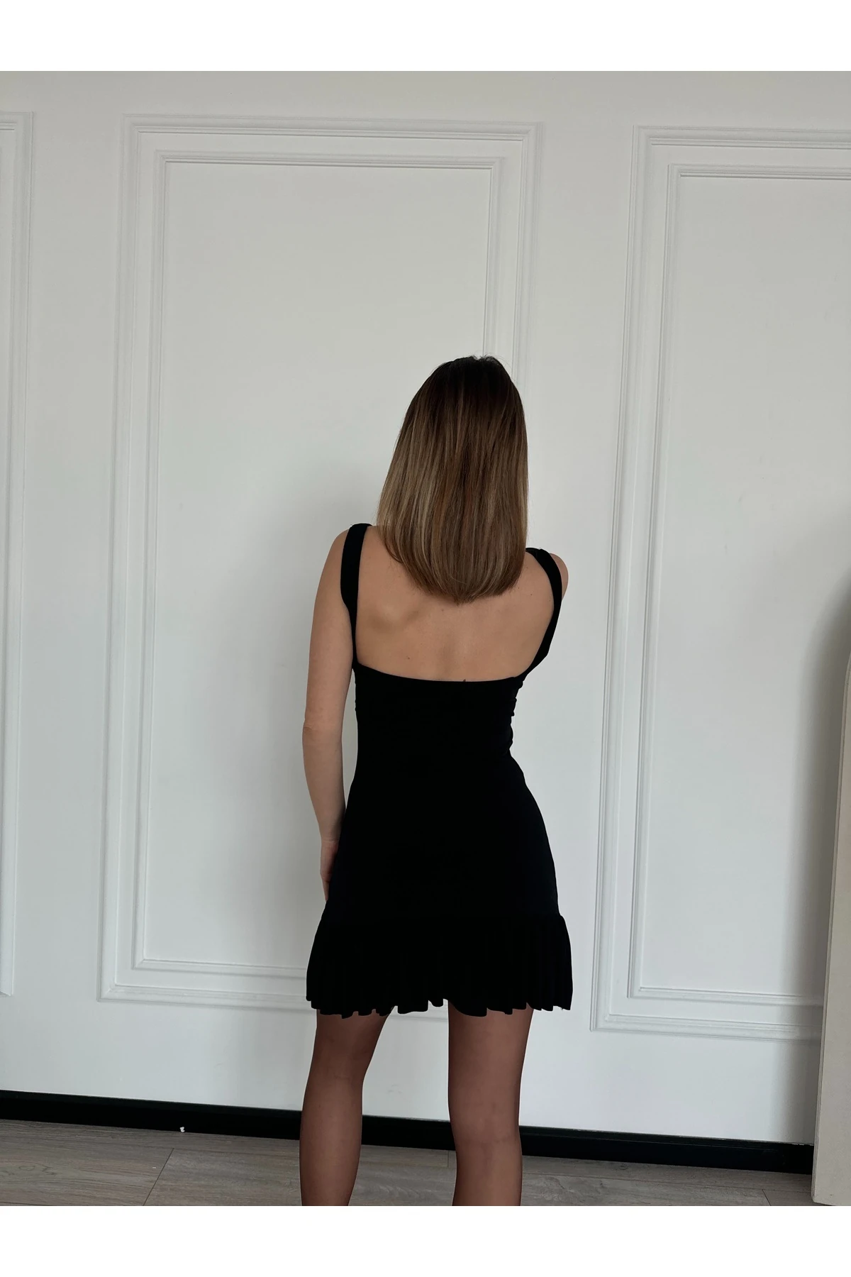 Kadın Sırt Dekolteli Mini Siyah Elbise