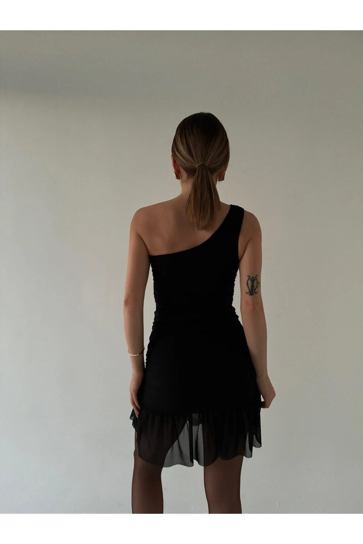 TEK OMUZ TÜLLÜ FIRFIRLI MİNİ ELBİSE