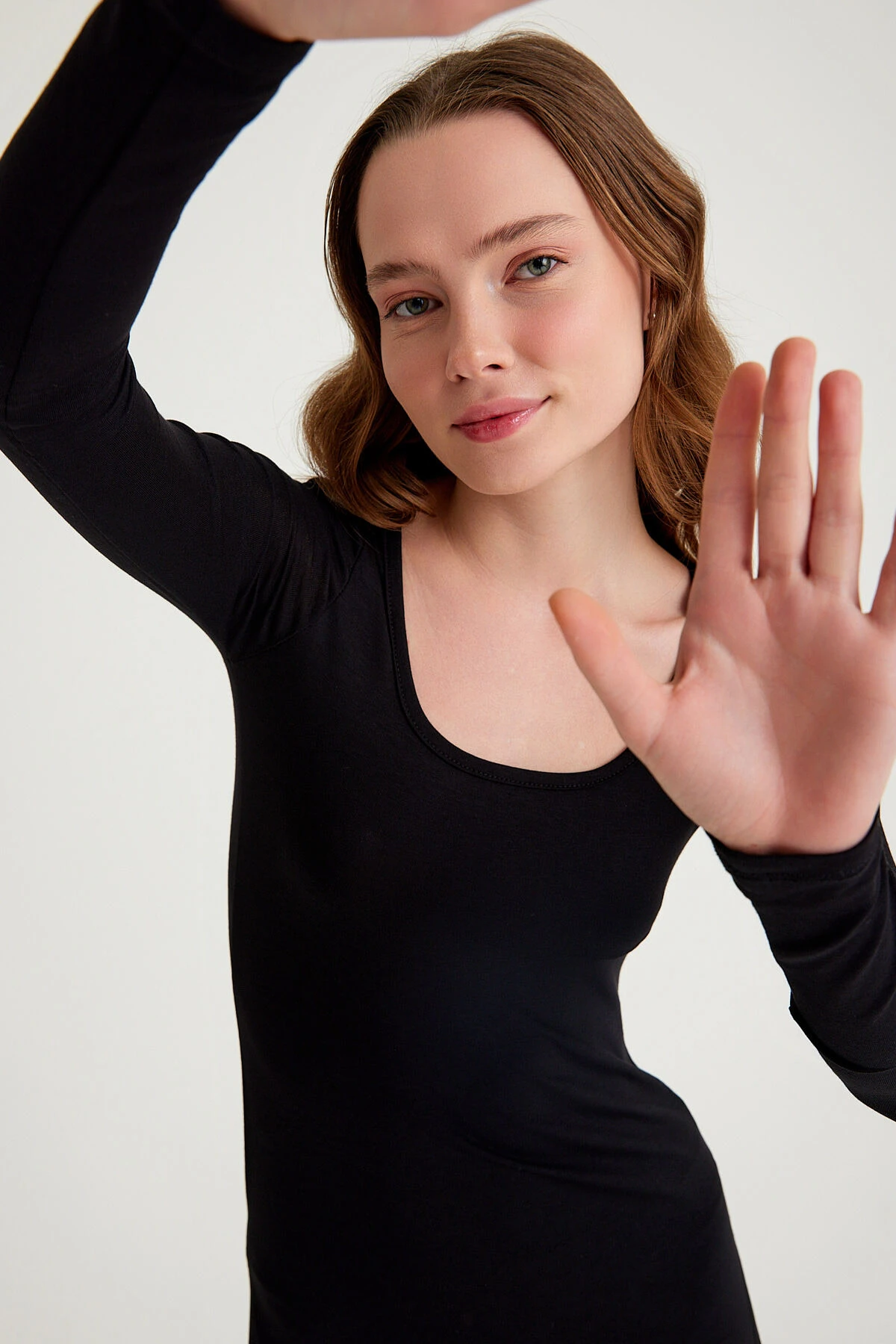 Mh Uzun Kollu Açık Yaka Yırtmaçlı Siyah T-shirt Body