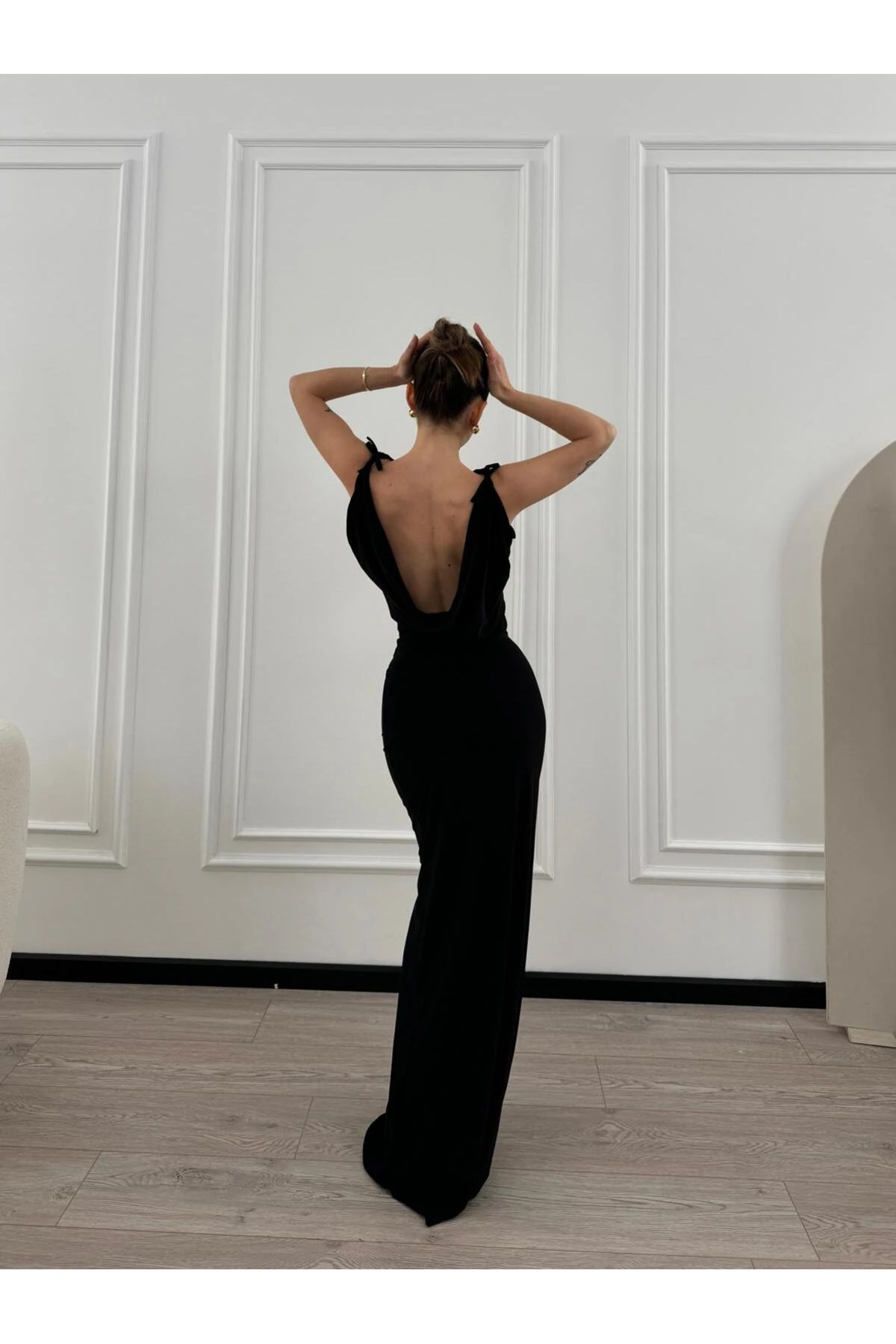 DEGAJE YAKA SIRT DEKOLTELİ SİYAH ELBİSE