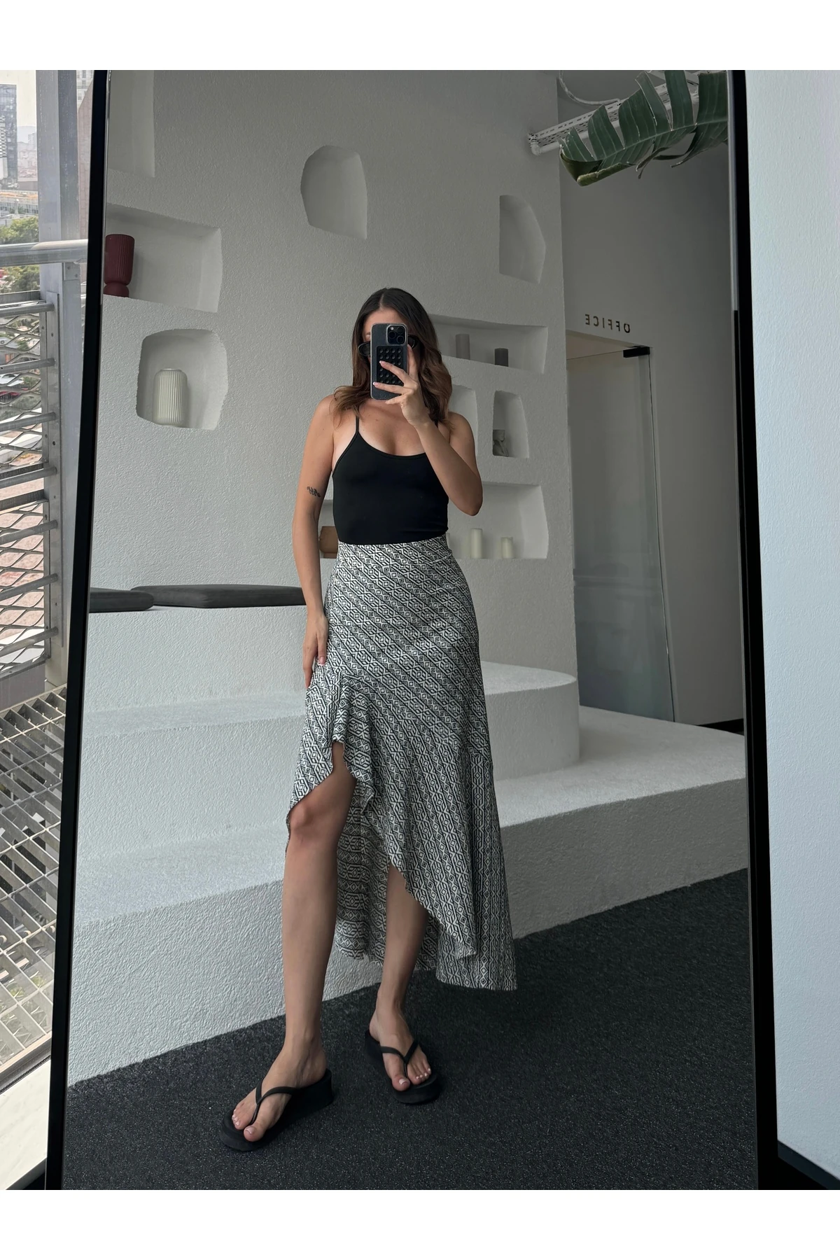 Siyah-Beyaz Desenli Asimetrik Bürümcük Etek