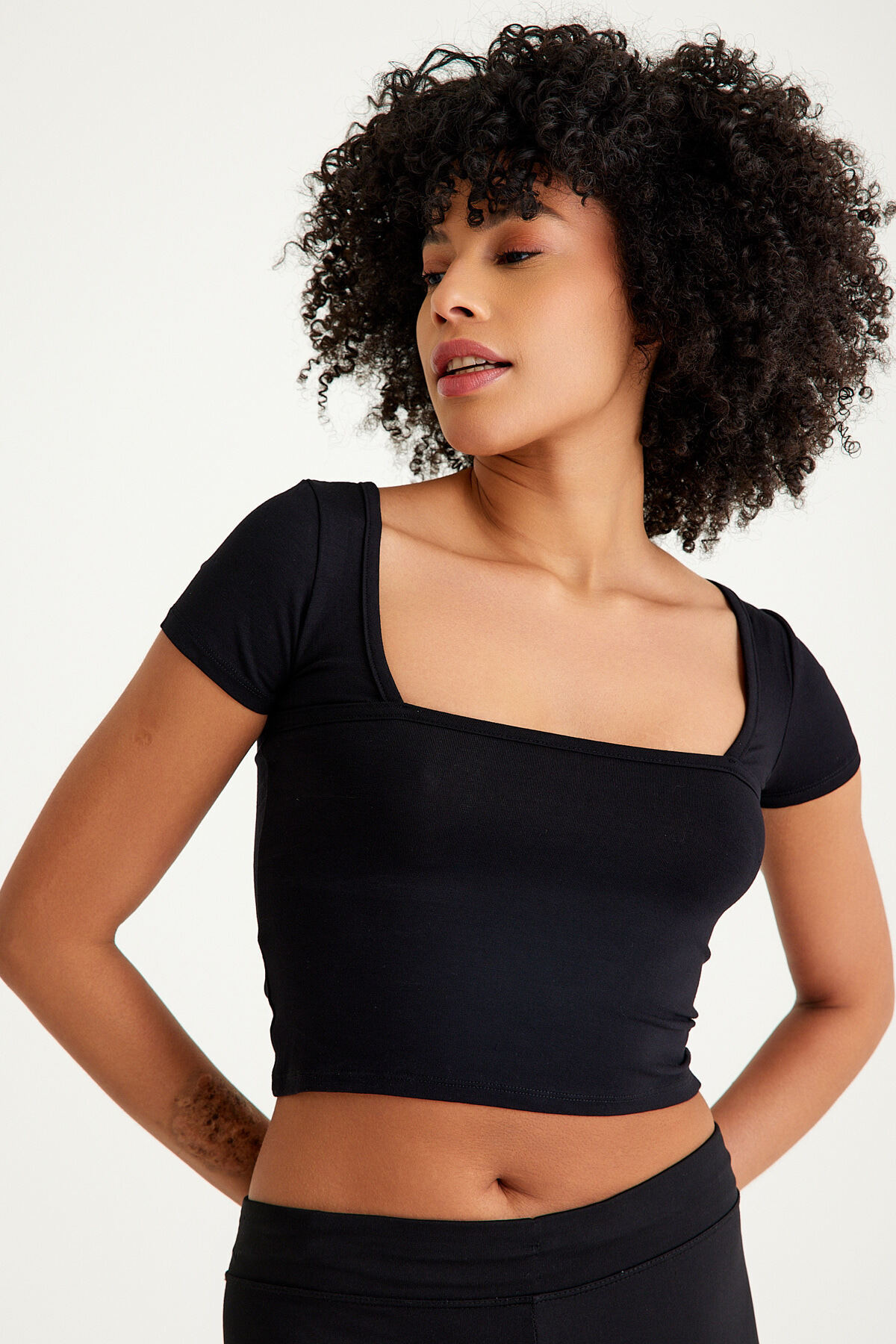 Mh Siyah Kare Yaka Crop