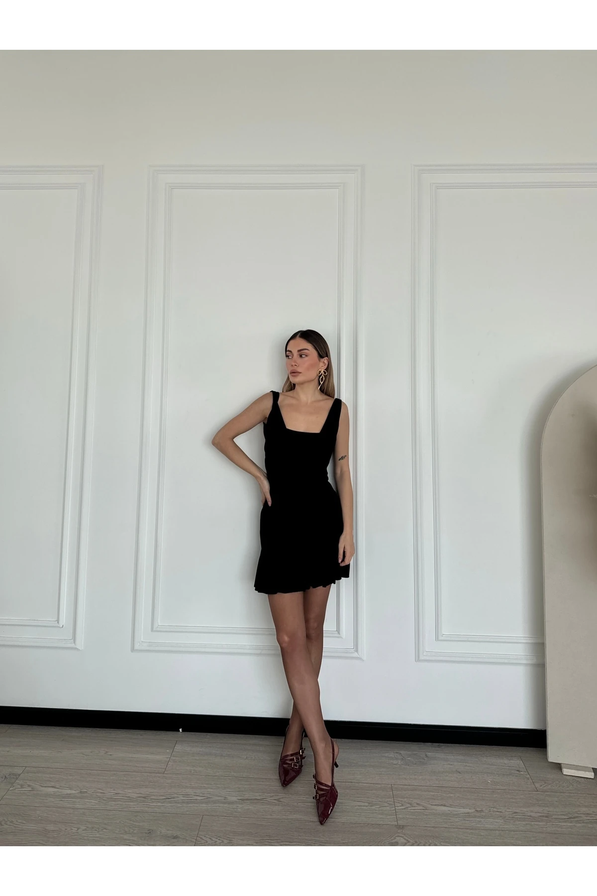 Kadın Sırt Dekolteli Mini Siyah Elbise