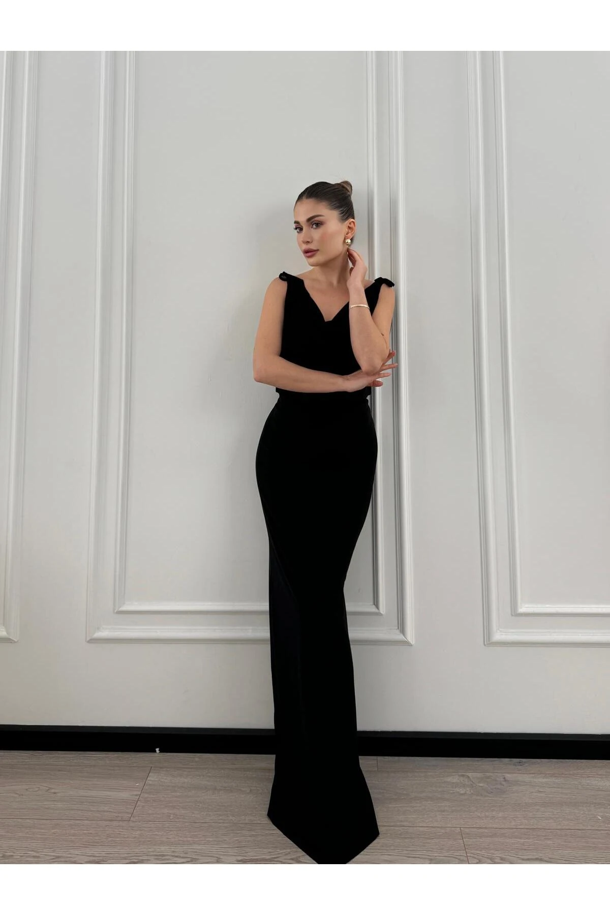 DEGAJE YAKA SIRT DEKOLTELİ SİYAH ELBİSE