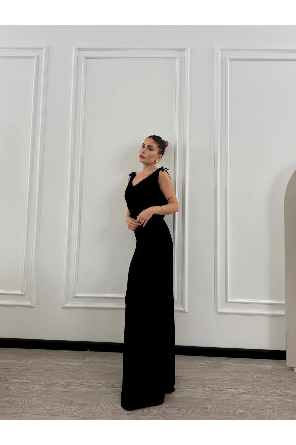 DEGAJE YAKA SIRT DEKOLTELİ SİYAH ELBİSE