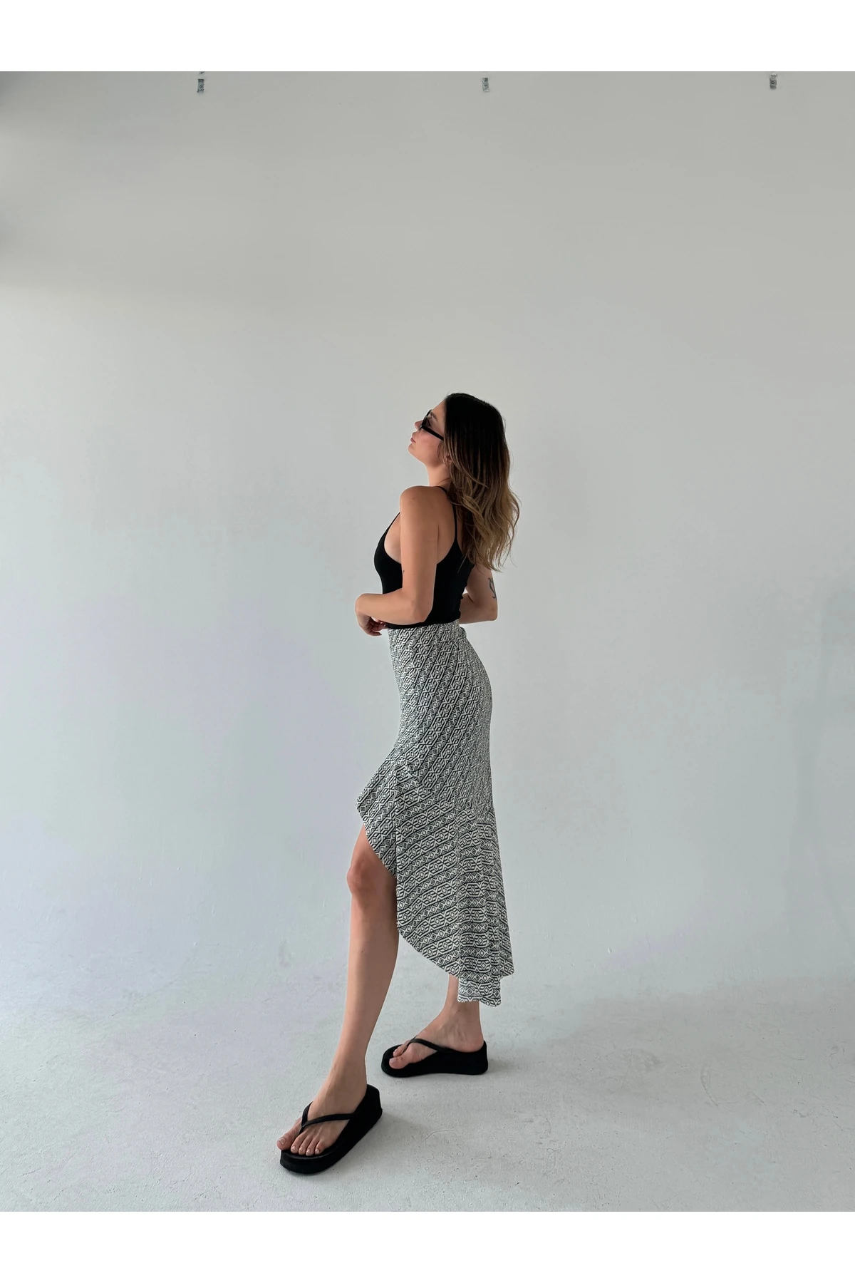 Siyah-Beyaz Desenli Asimetrik Bürümcük Etek