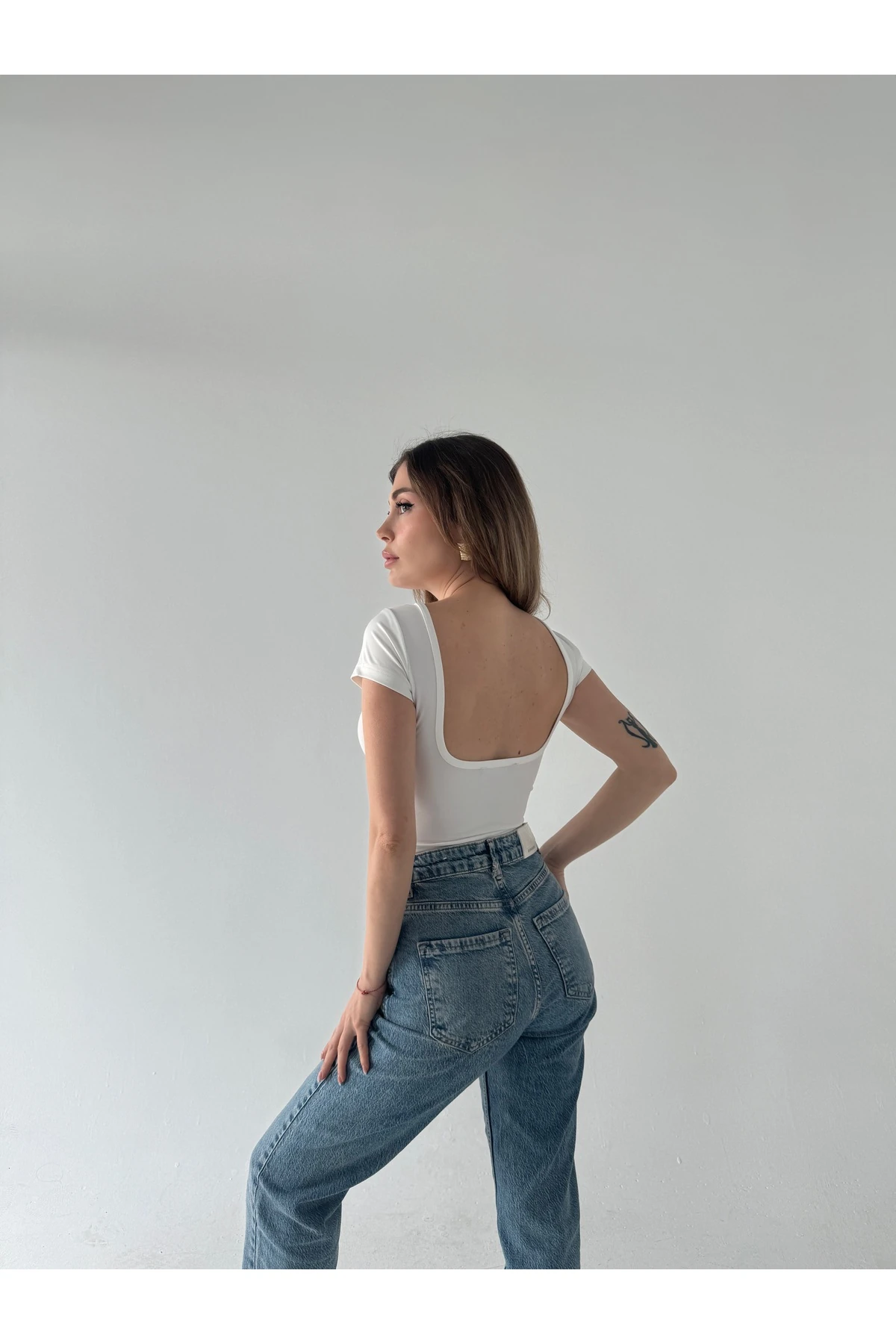 Kadın Ekru Sırt Dekolteli Kısa Kollu Crop