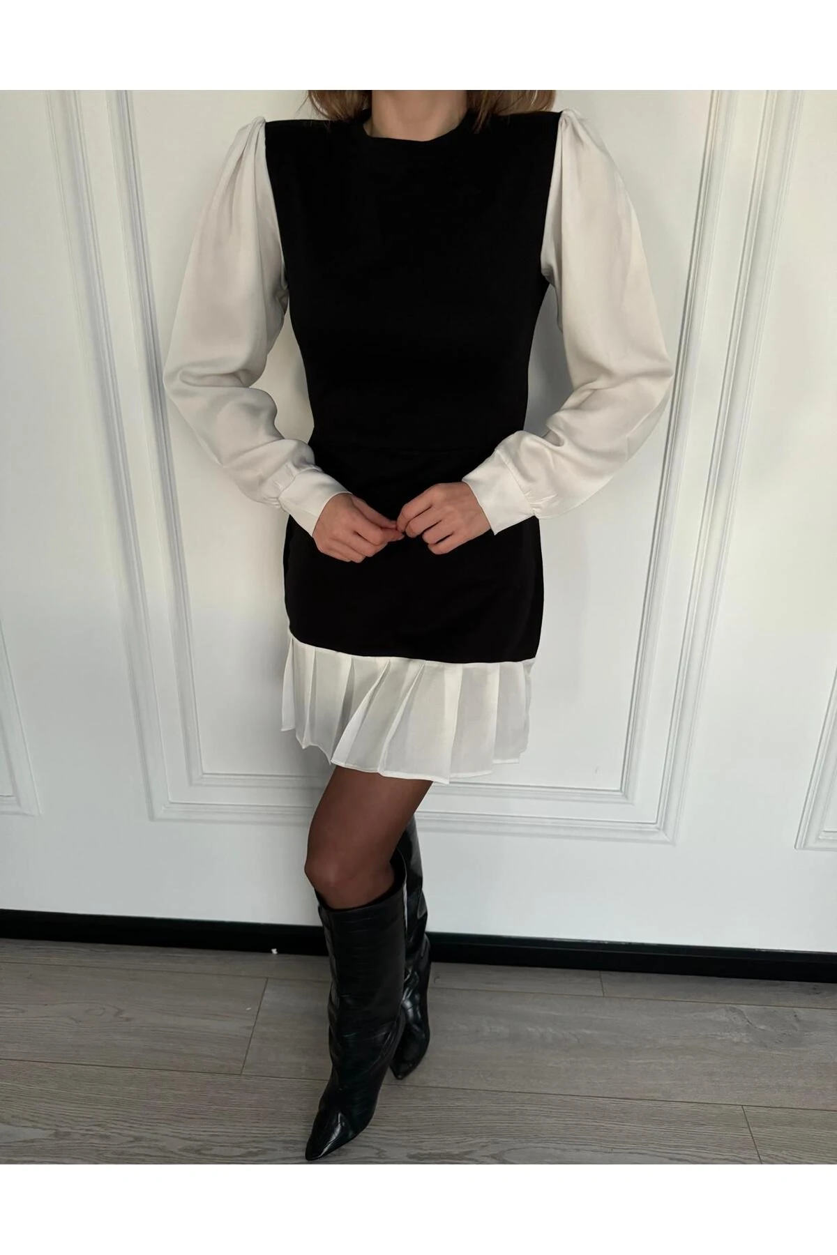 SİYAH PİLELİ MİNİ ELBİSE