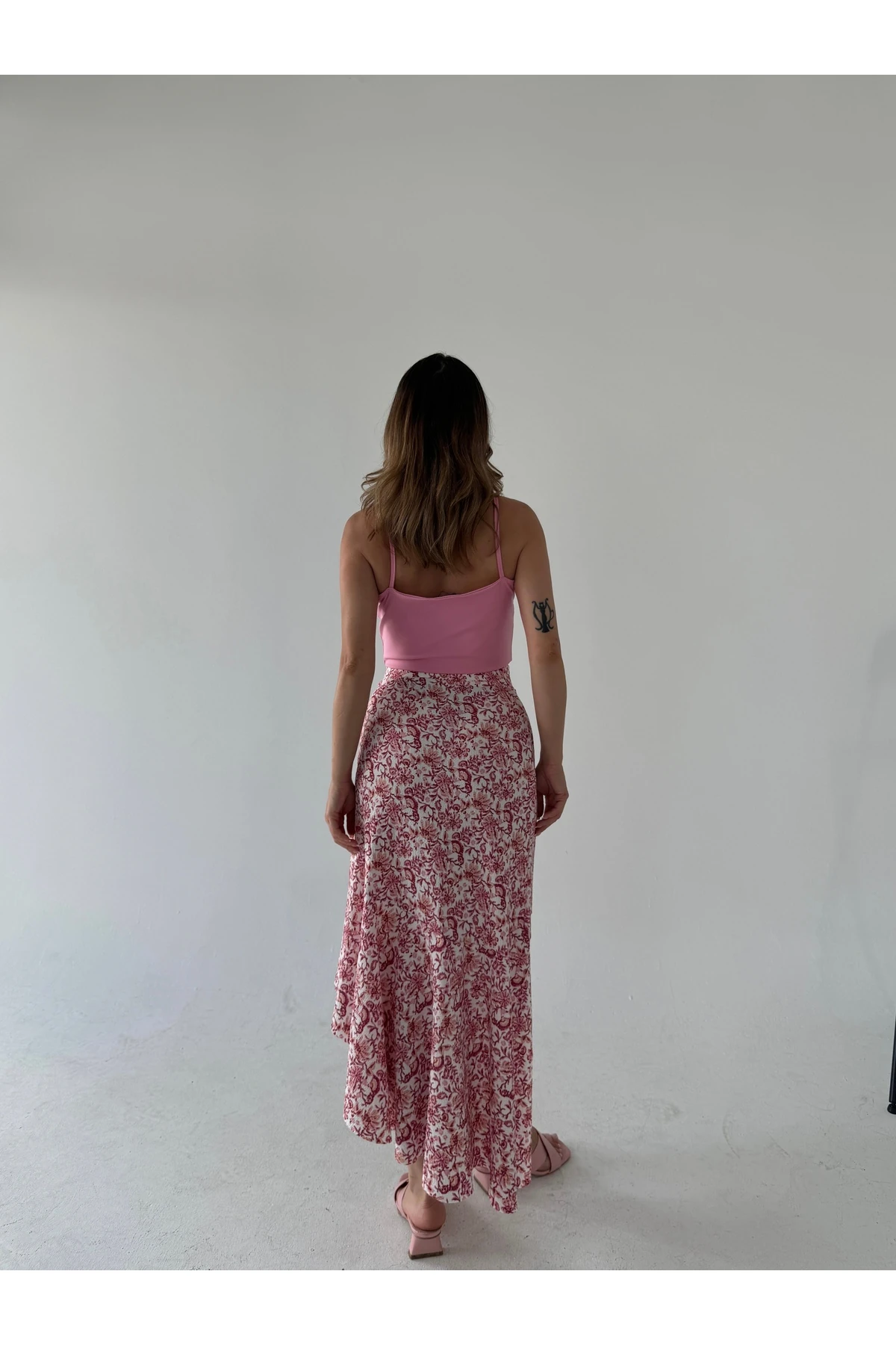 Pembe-Beyaz Desenli Asimetrik Bürümcük Etek