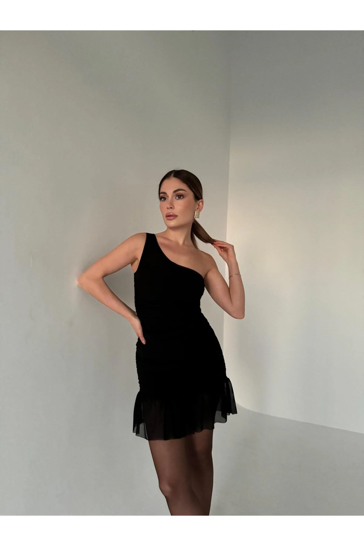 TEK OMUZ TÜLLÜ FIRFIRLI MİNİ ELBİSE