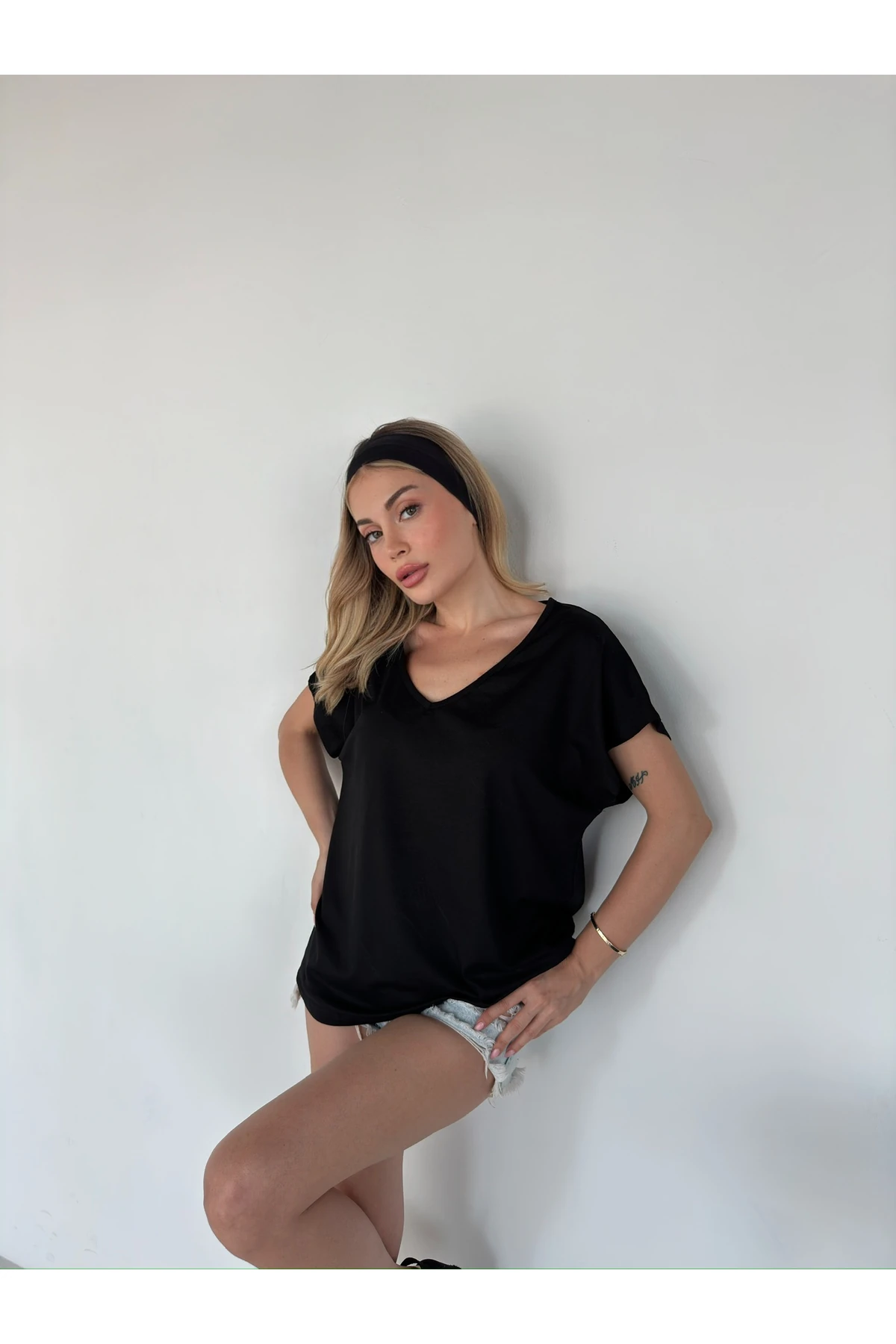 Mh Siyah V Yaka Tişört