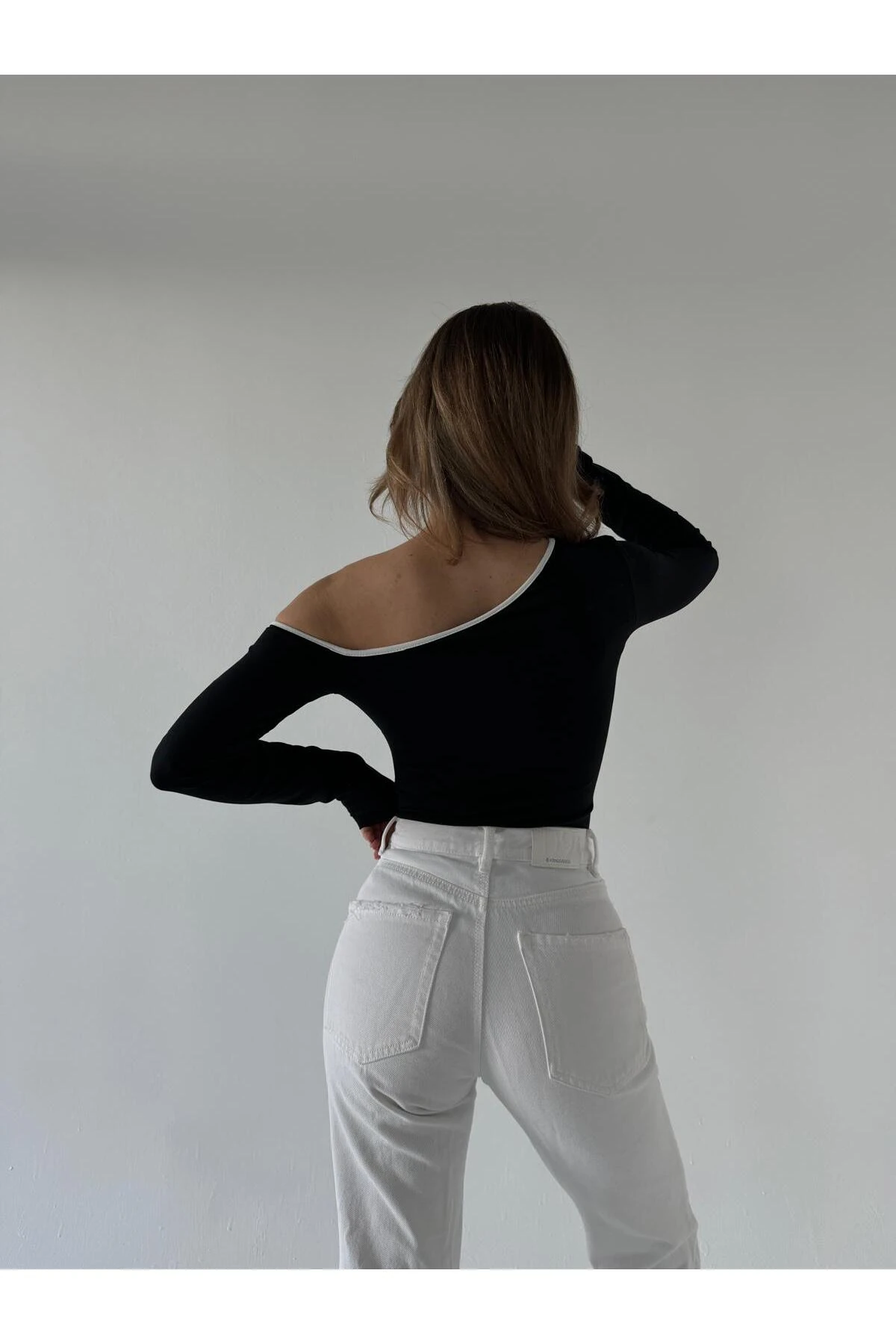 BİYELİ TEK OMUZ PENYE BLUZ