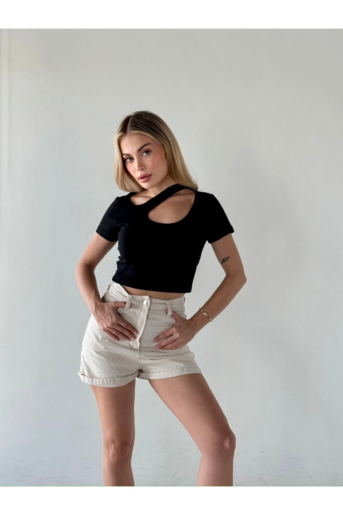 Damla Detaylı Dekolteli Kadın Crop Kısa Kollu