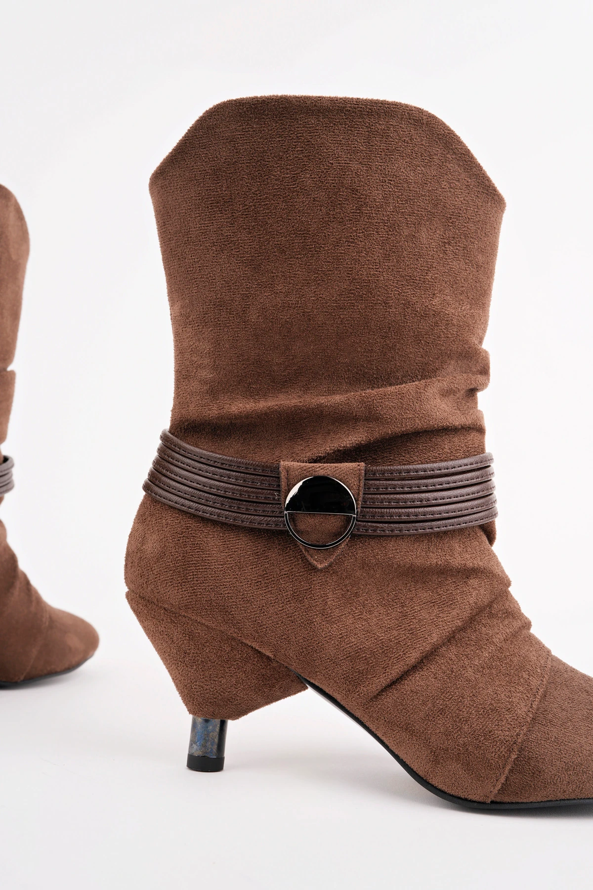 CNG-223 Tokalı Topuklu Kısa Çizme