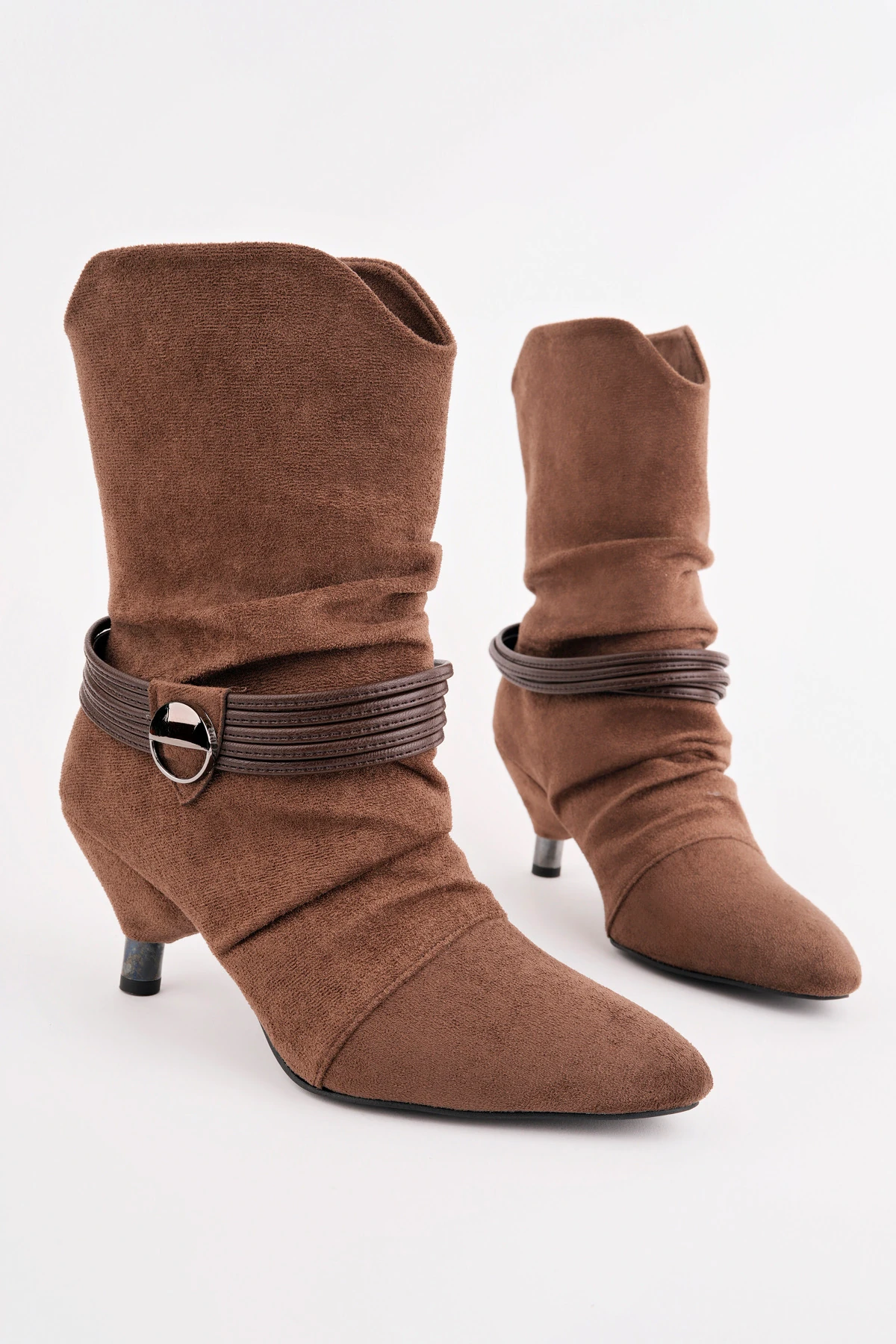 CNG-223 Tokalı Topuklu Kısa Çizme