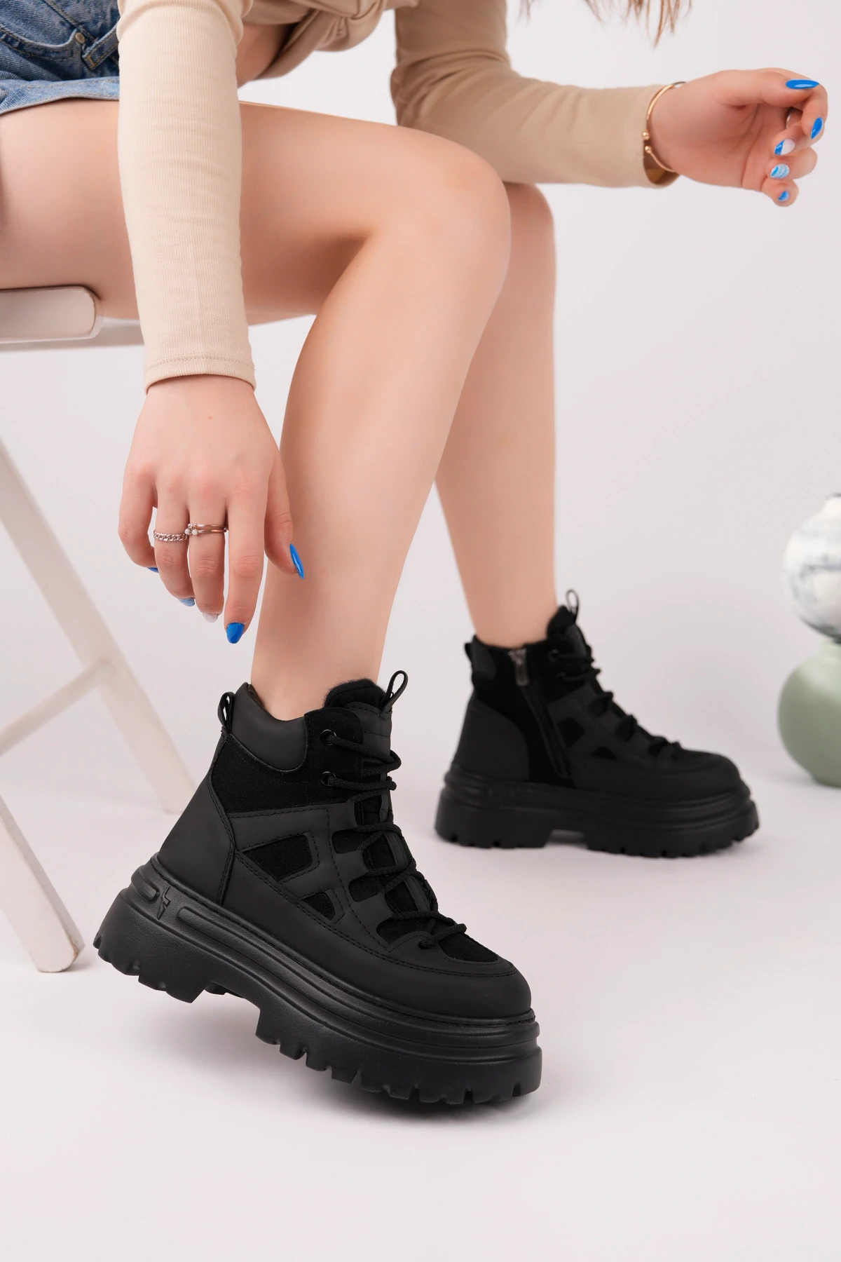 KCL-Z05 Kalın Taban Bağcıklı Bot - SİYAH