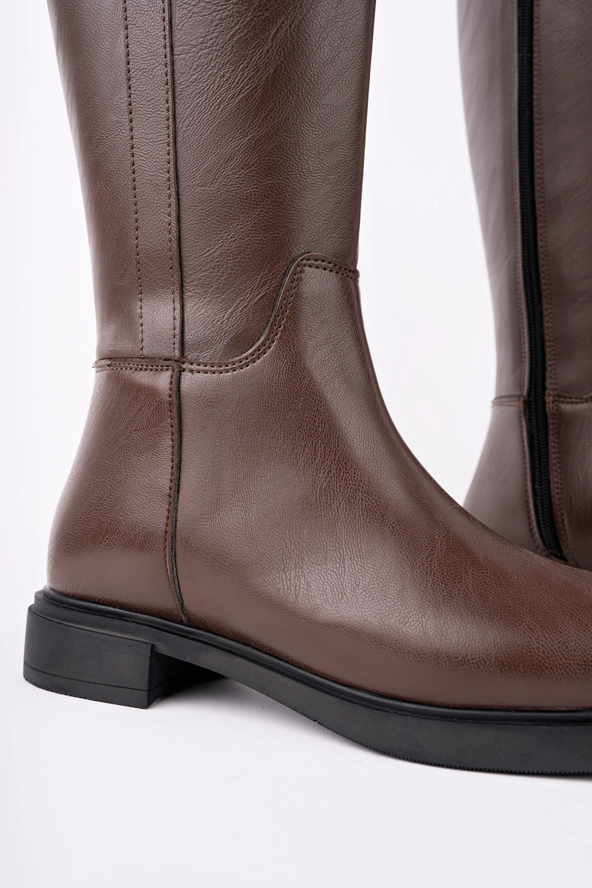 KCL-BR08 Tokalı Düz Topuklu Çizme - KAHVE