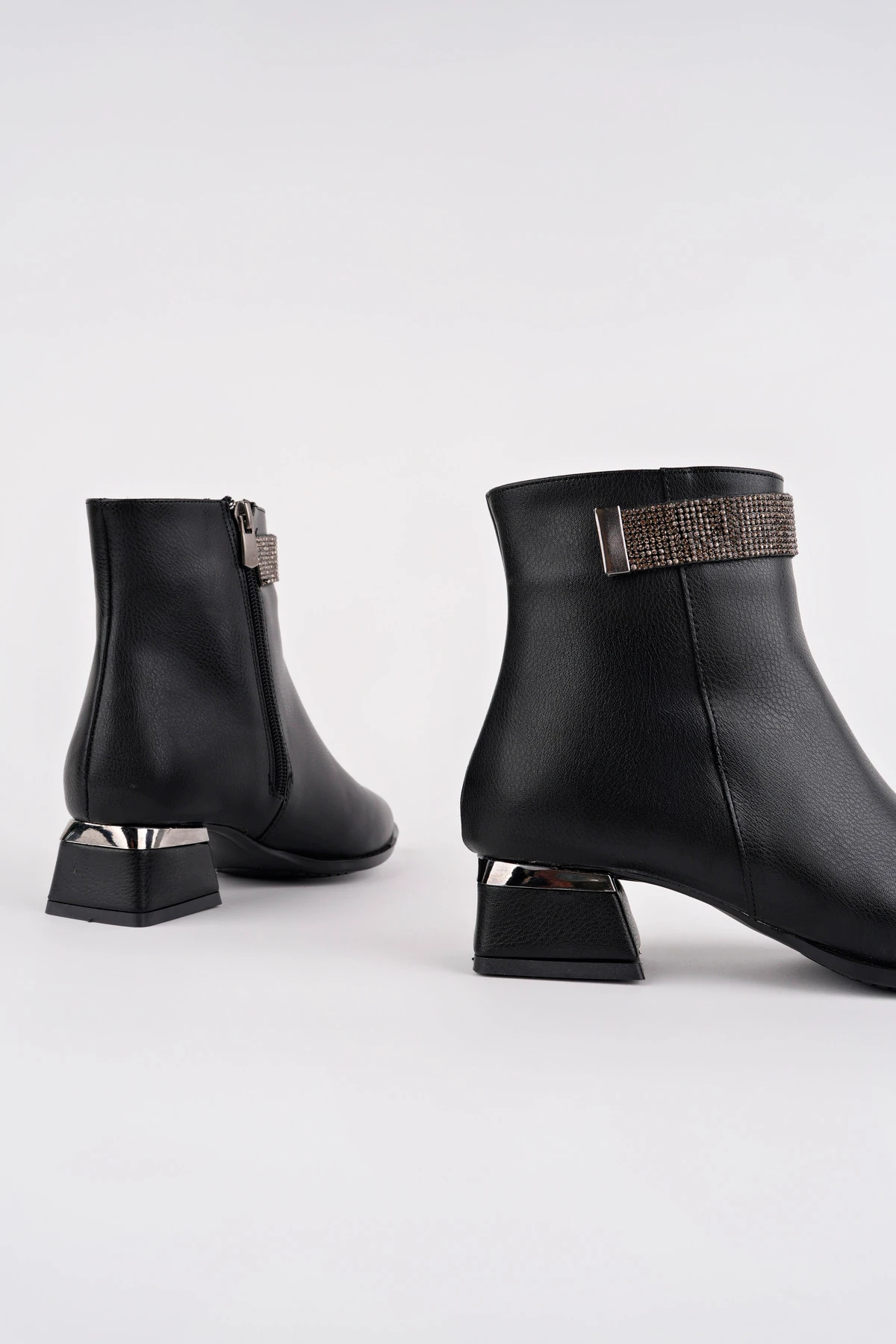 BLN-705 Taş Detaylı Alçak Topuk Bot - SİYAH