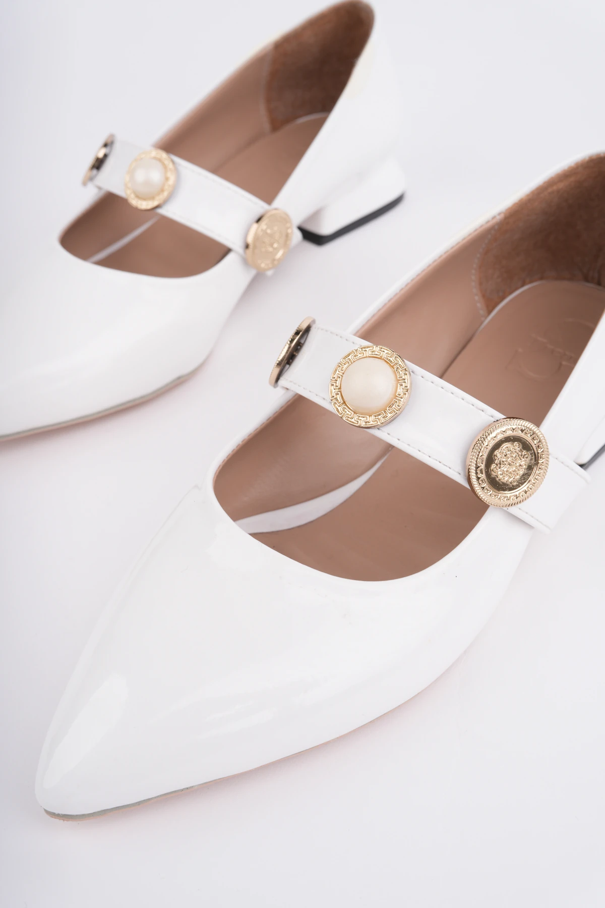 William İnci Tokalı Kemerli Babet - BEYAZ RUGAN