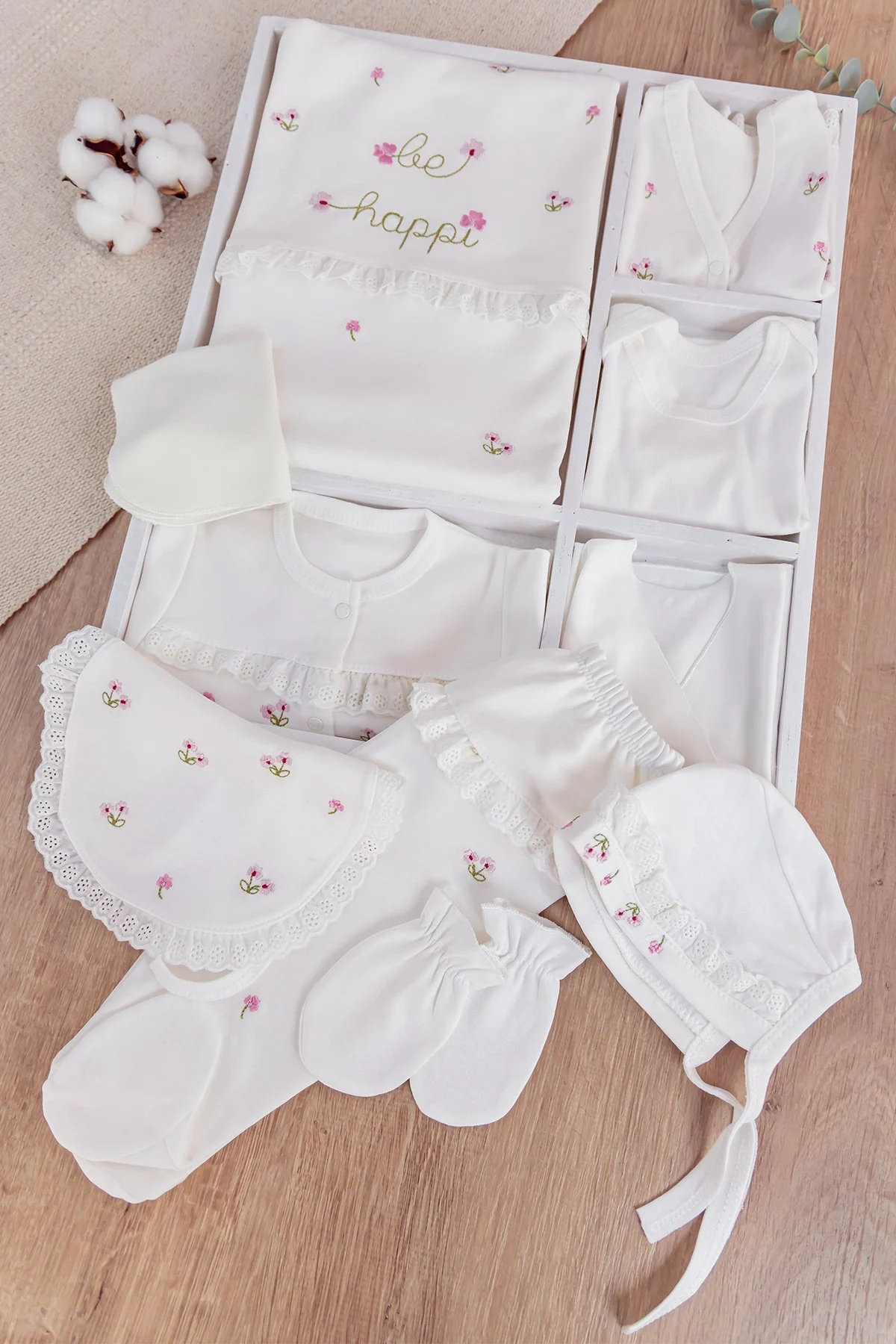 Gaye Çiçek İşlemeli Güpürlü Pamuklu 10 Parça Kız Bebek Hastane Çıkışı Bebek Takımı