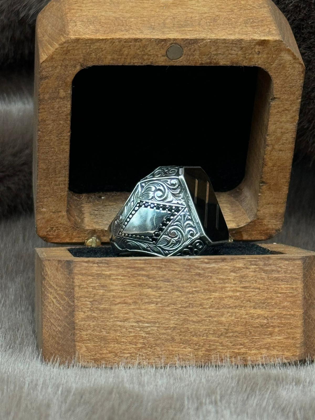 Üzerine Yargı Modelli ve Mine Kaplı 925 Ayar Gümüş Erkek Yüzüğü