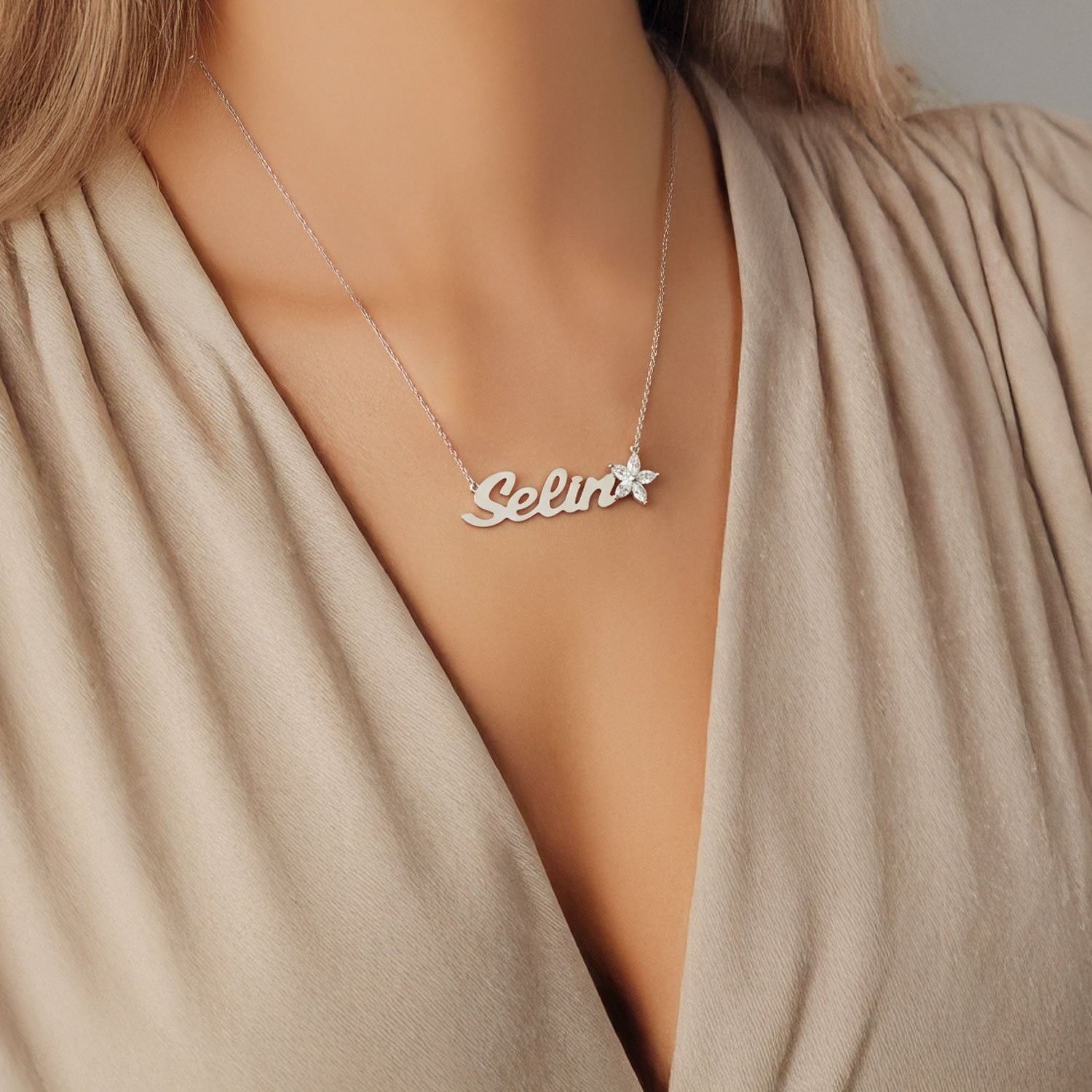 Lotus Çiçeği İsimli Beyaz Gümüş Kolye