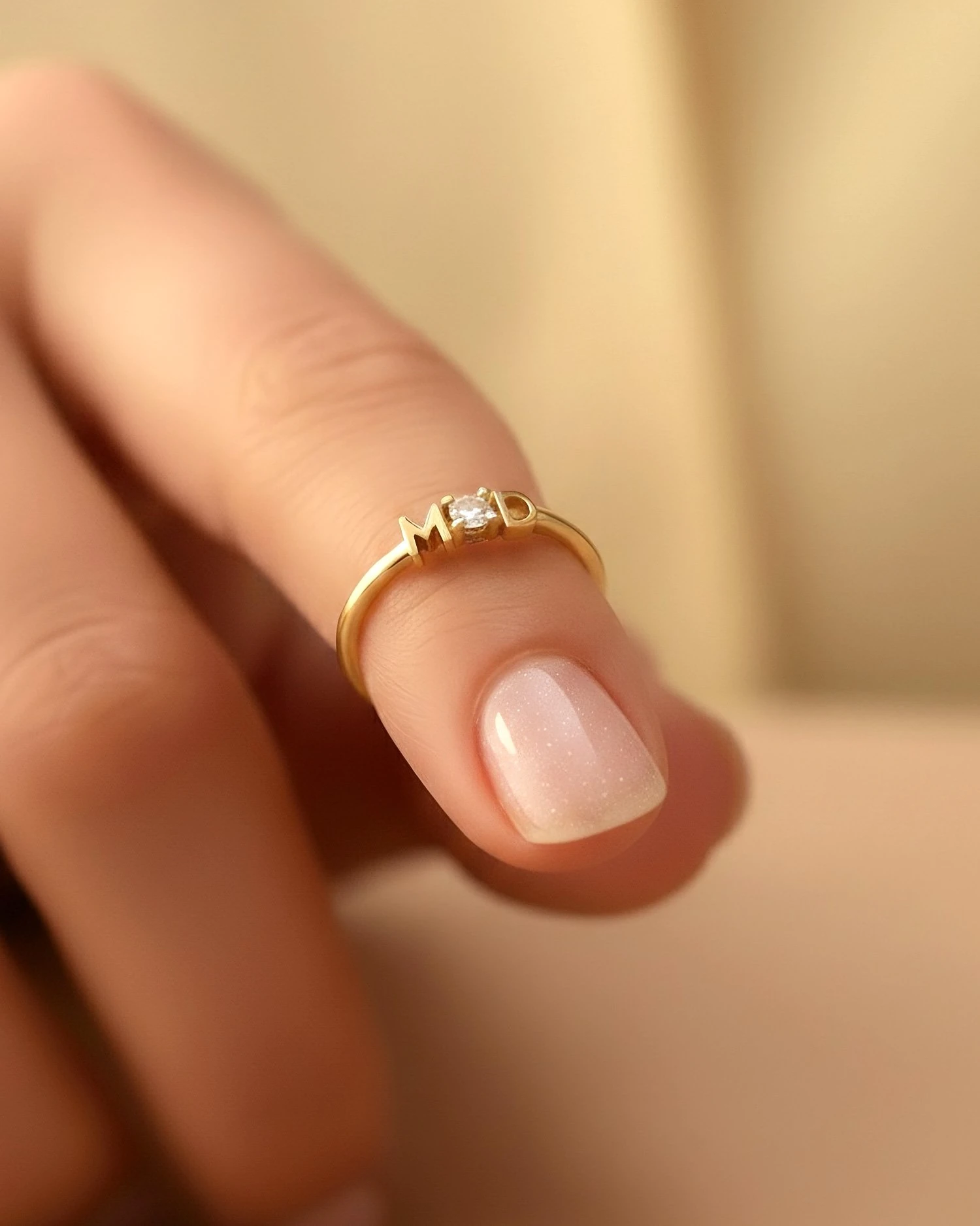 Işıklı Kutuda Minik Tek Taş Harfli Altın Kaplama Gümüş Yüzük