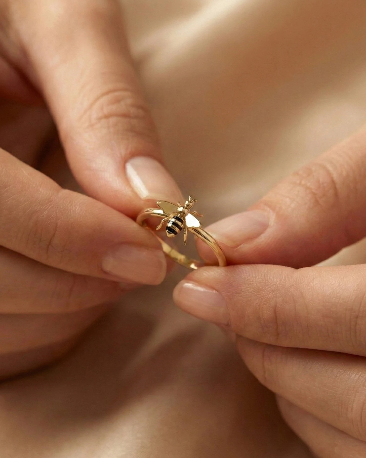 Mineli Arı 14 Ayar Altın Yüzük