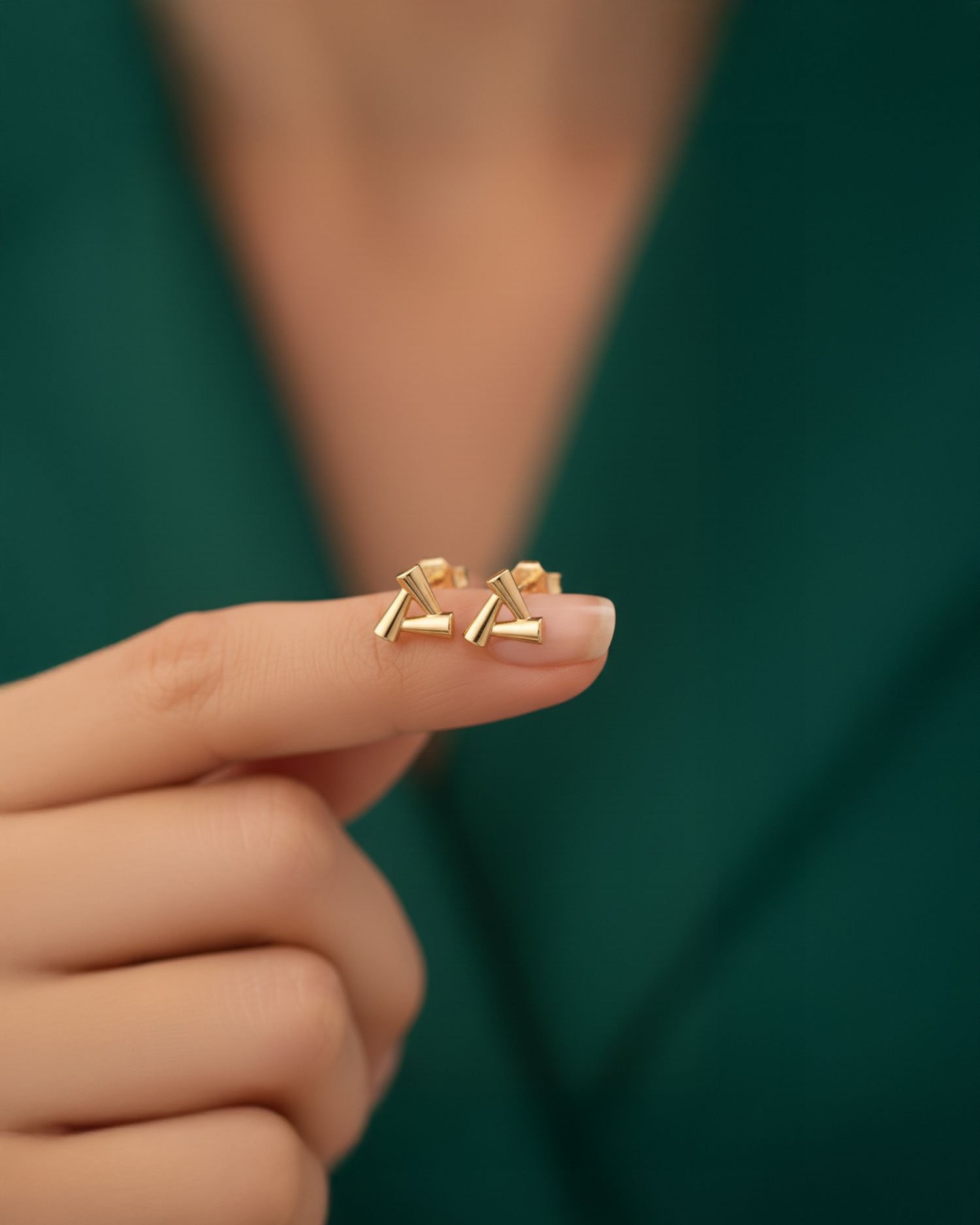Minimalist Sade Üçgen 14 Ayar Altın Küpe
