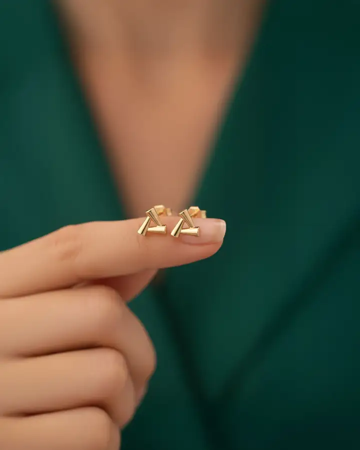 Minimalist Sade Üçgen 14 Ayar Altın Küpe