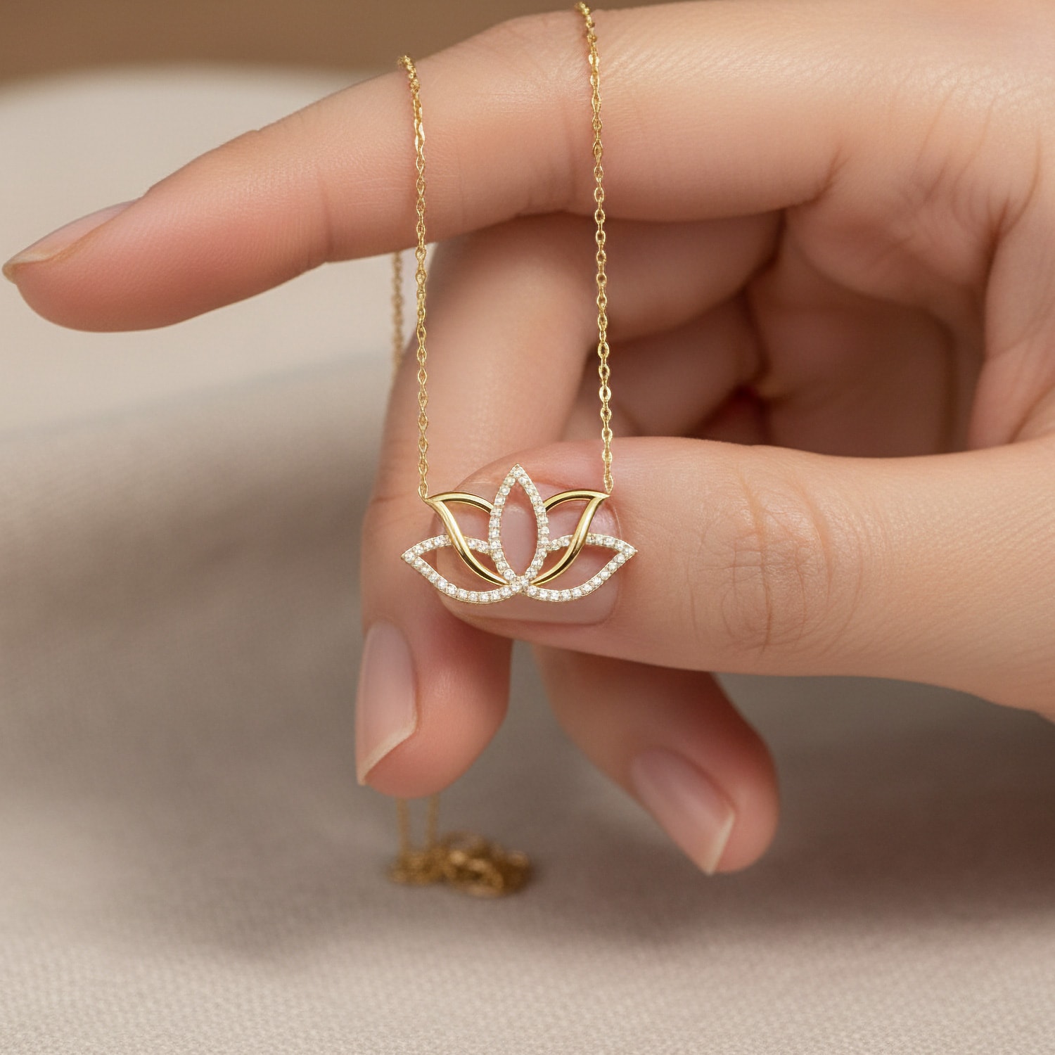 Taşlı Lotus Çiçeği Altın Kaplama Gümüş Kolye