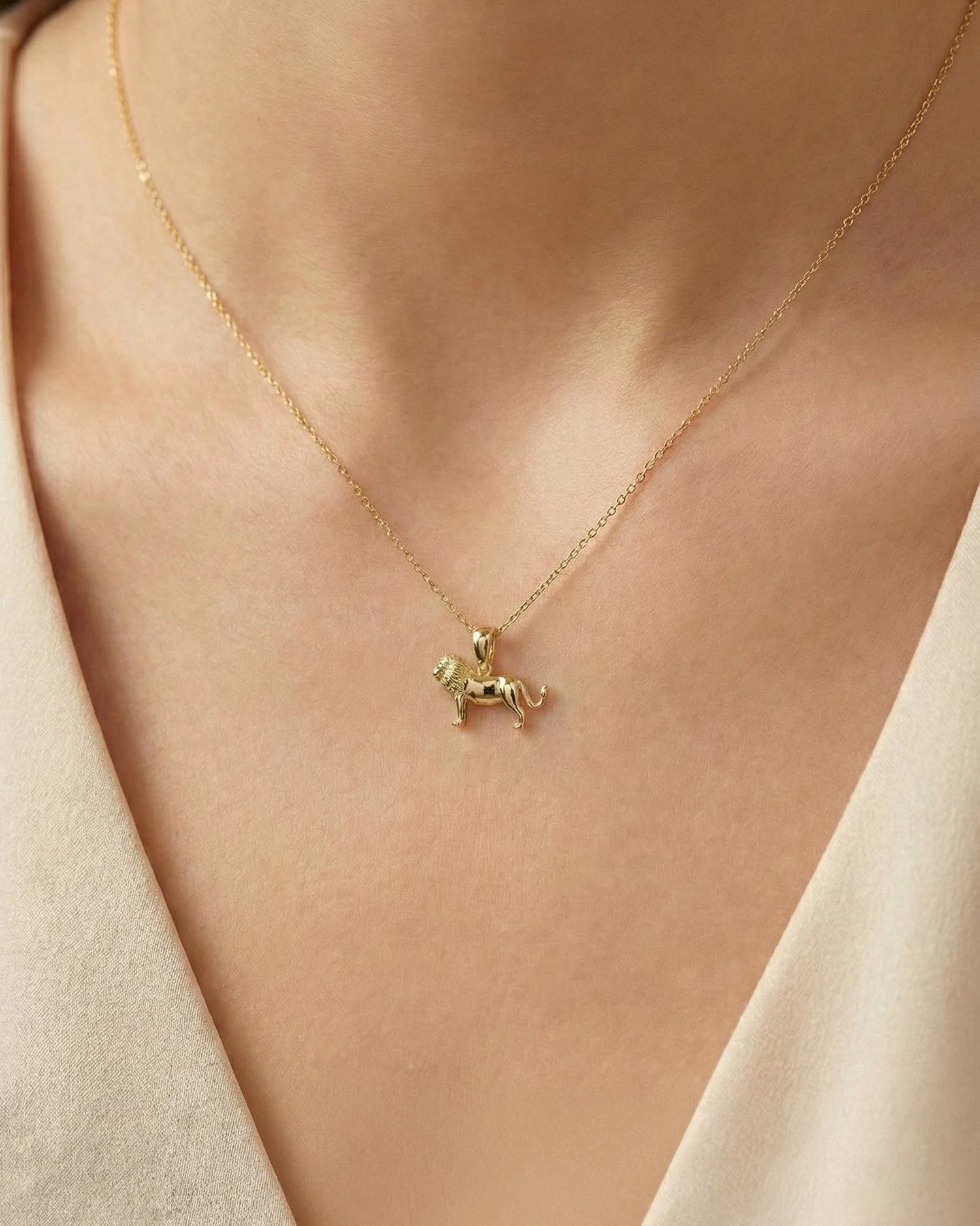 Üç Boyutlu Sade Minik Aslan 14 Ayar Altın Kolye