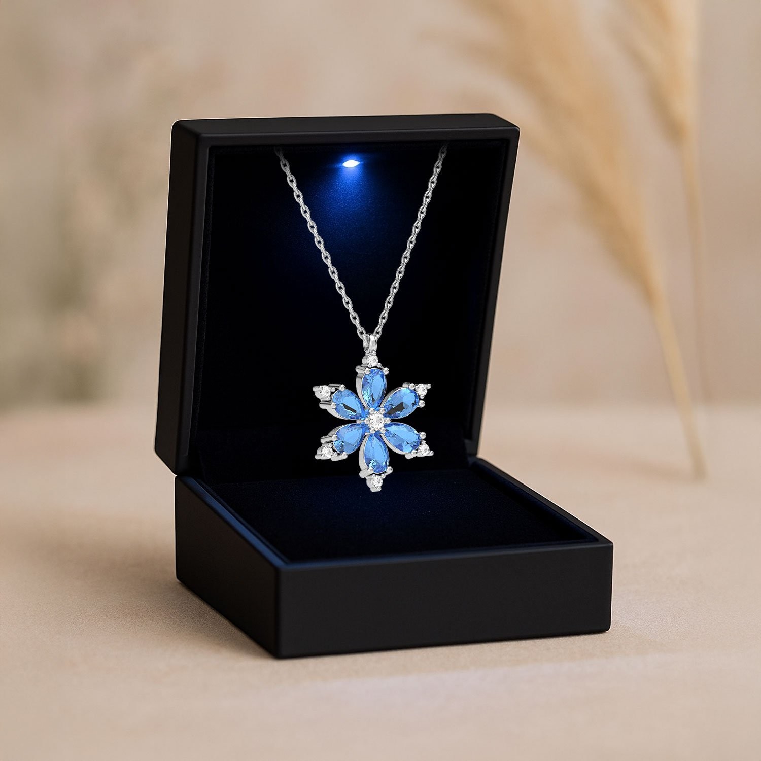 Işıklı Kutuda Aqua Taşlı Lotus Çiçeği Beyaz Gümüş Kolye