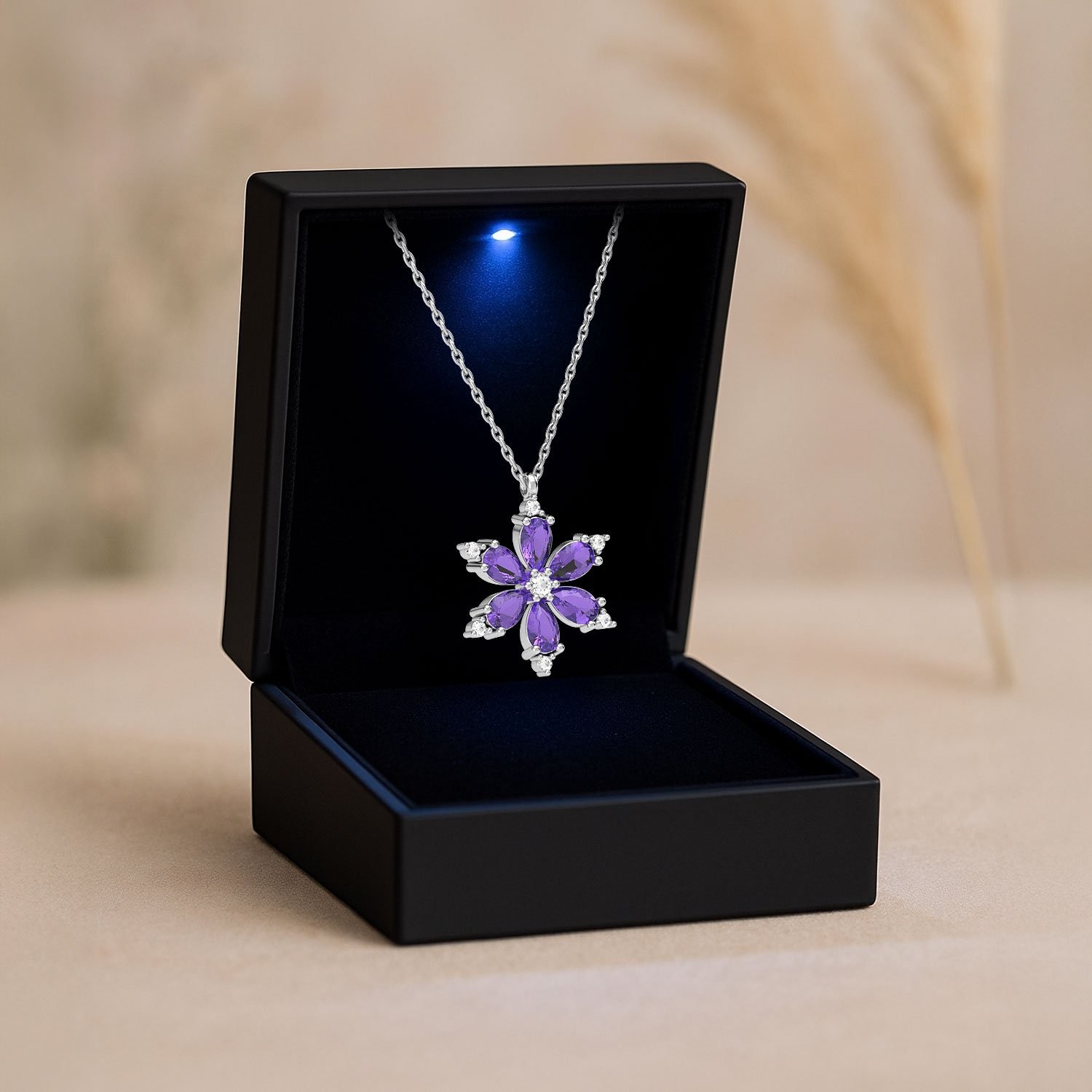 Işıklı Kutuda Ametist Taşlı Lotus Çiçeği Beyaz Gümüş Kolye