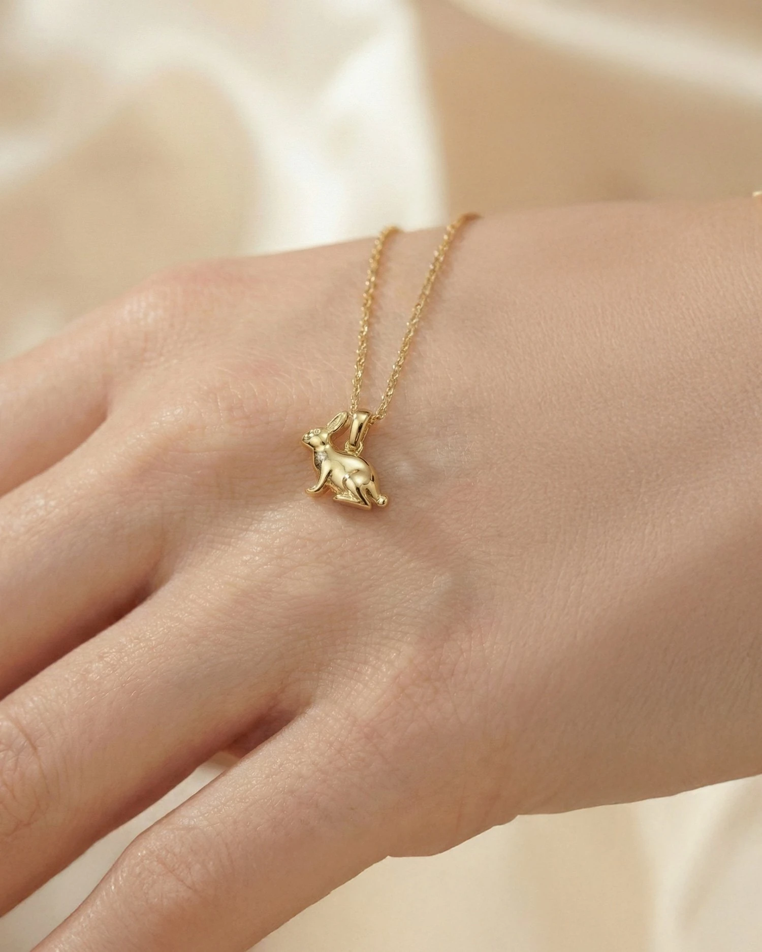 Üç Boyutlu Sade Minik Tavşan 14 Ayar Altın Kolye