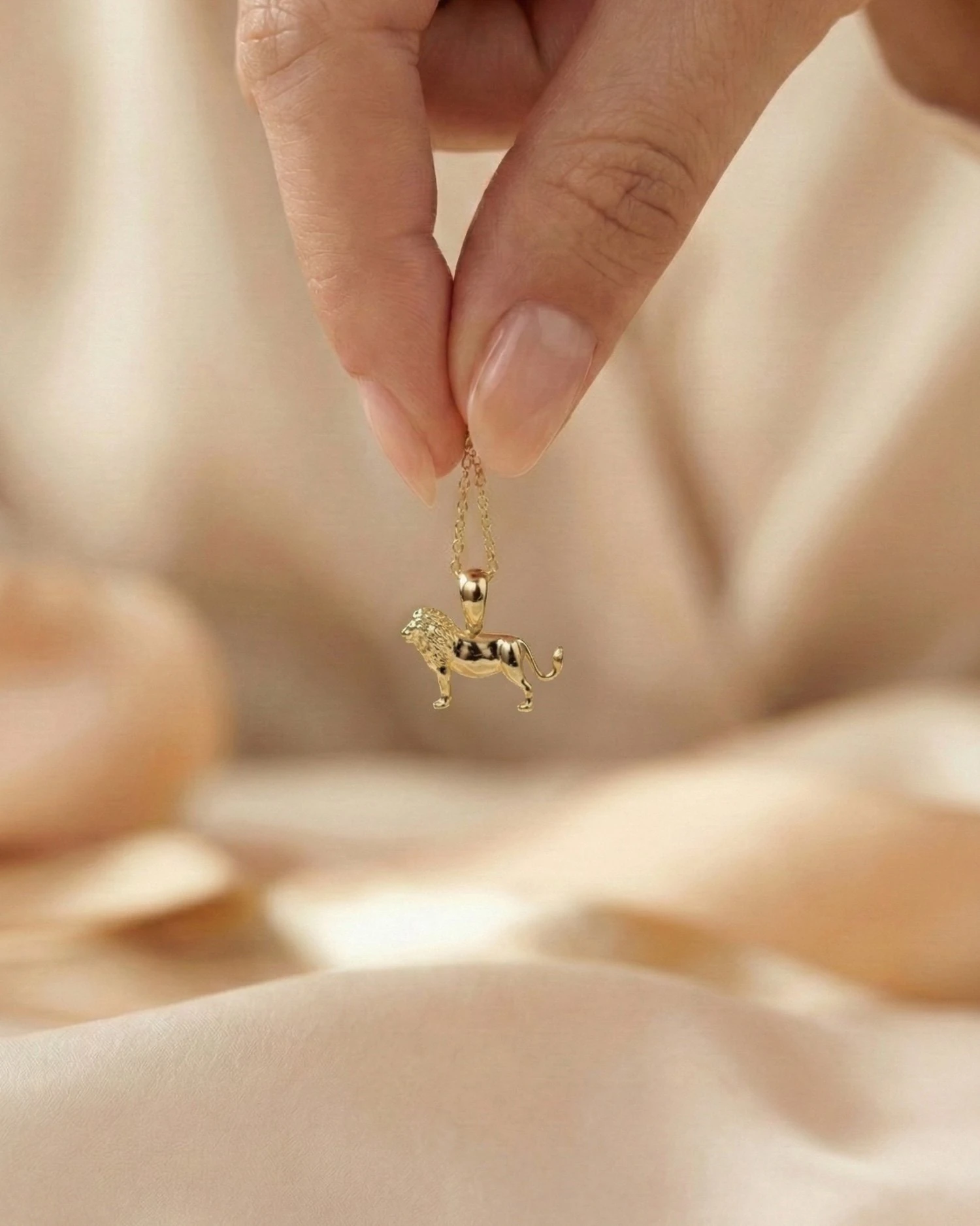 Üç Boyutlu Sade Minik Aslan 14 Ayar Altın Kolye