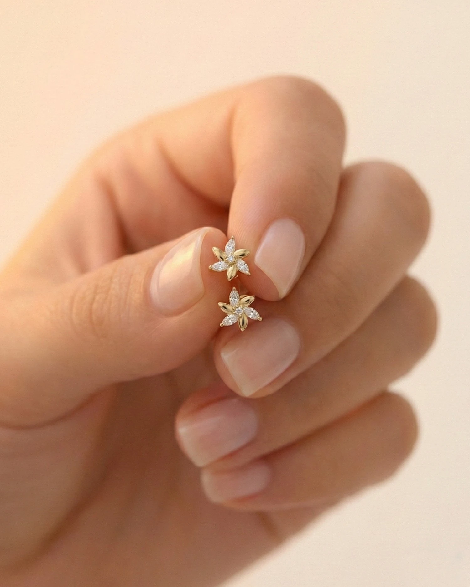 Minik Rüzgar Gülü 14 Ayar Altın Küpe