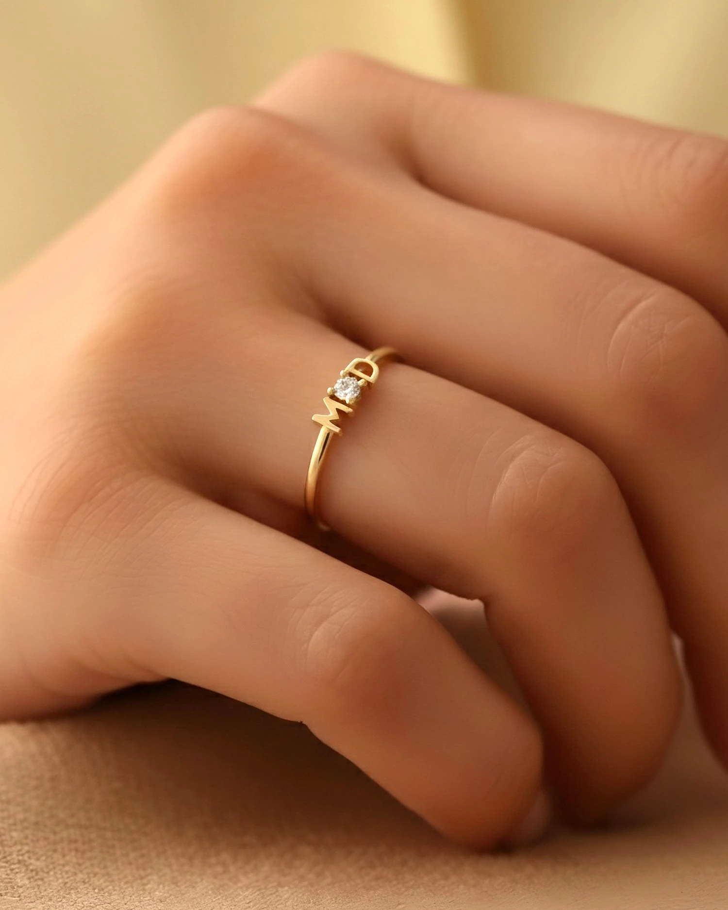 Işıklı Kutuda Minik Tek Taş Harfli Altın Kaplama Gümüş Yüzük