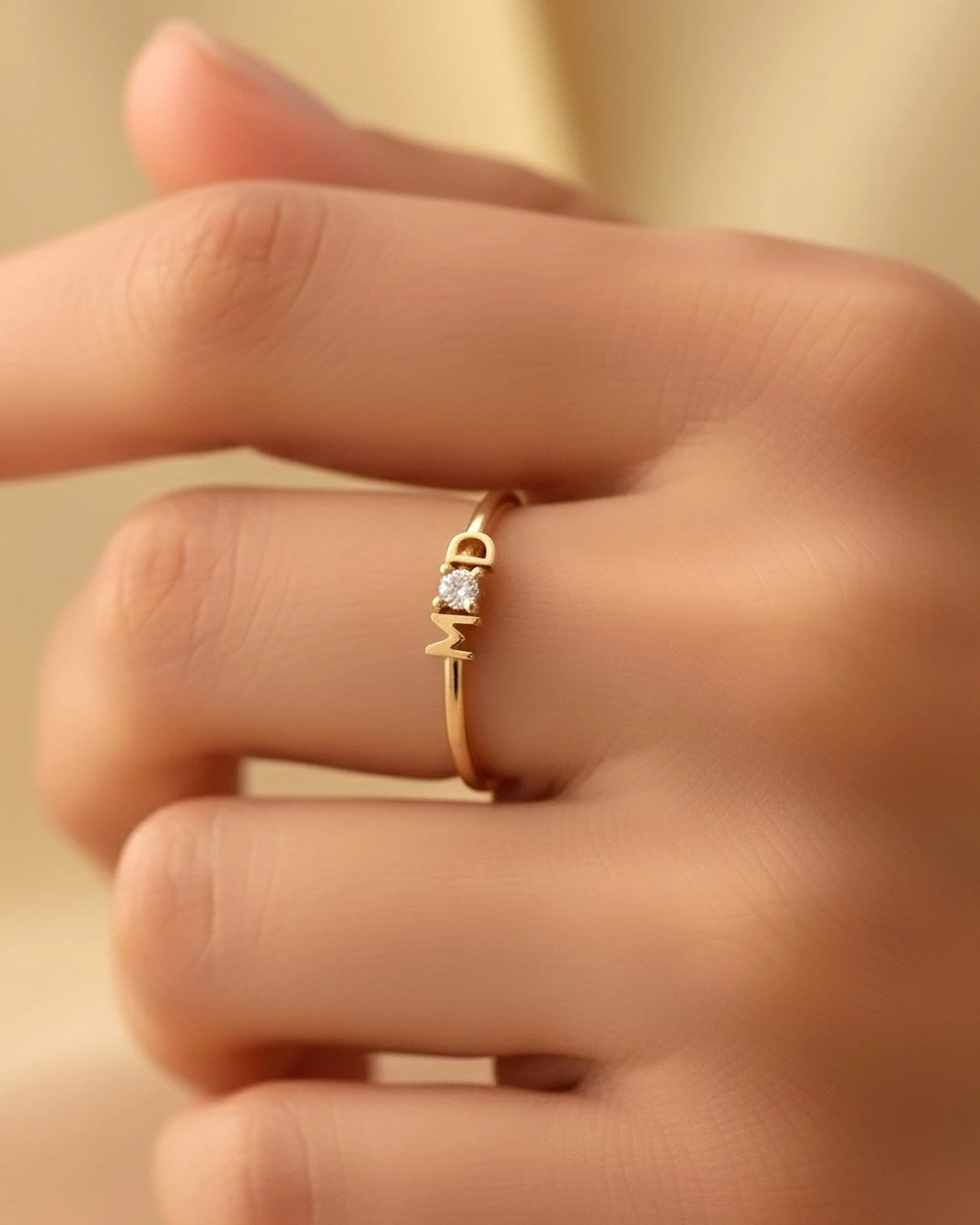 Işıklı Kutuda Minik Tek Taş Harfli Altın Kaplama Gümüş Yüzük