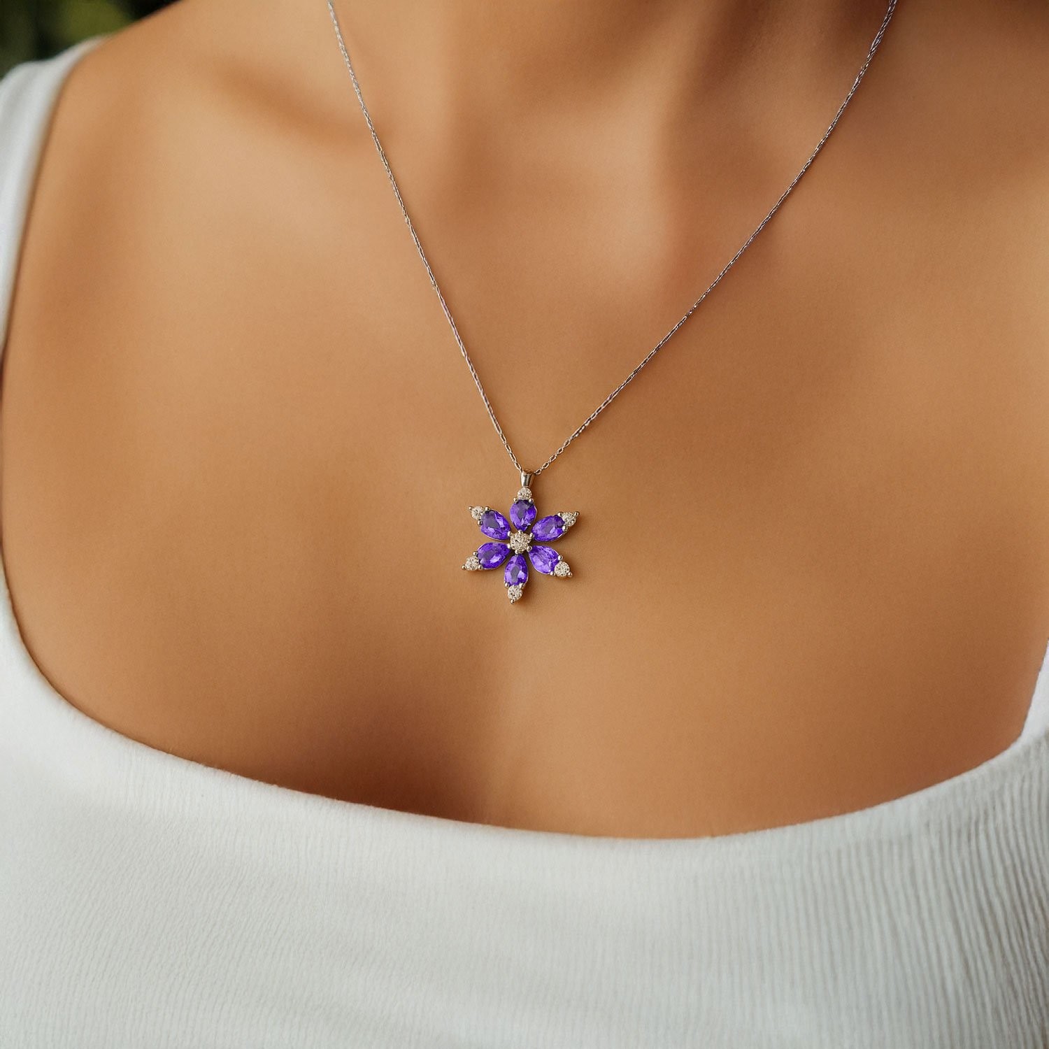 Işıklı Kutuda Ametist Taşlı Lotus Çiçeği Beyaz Gümüş Kolye