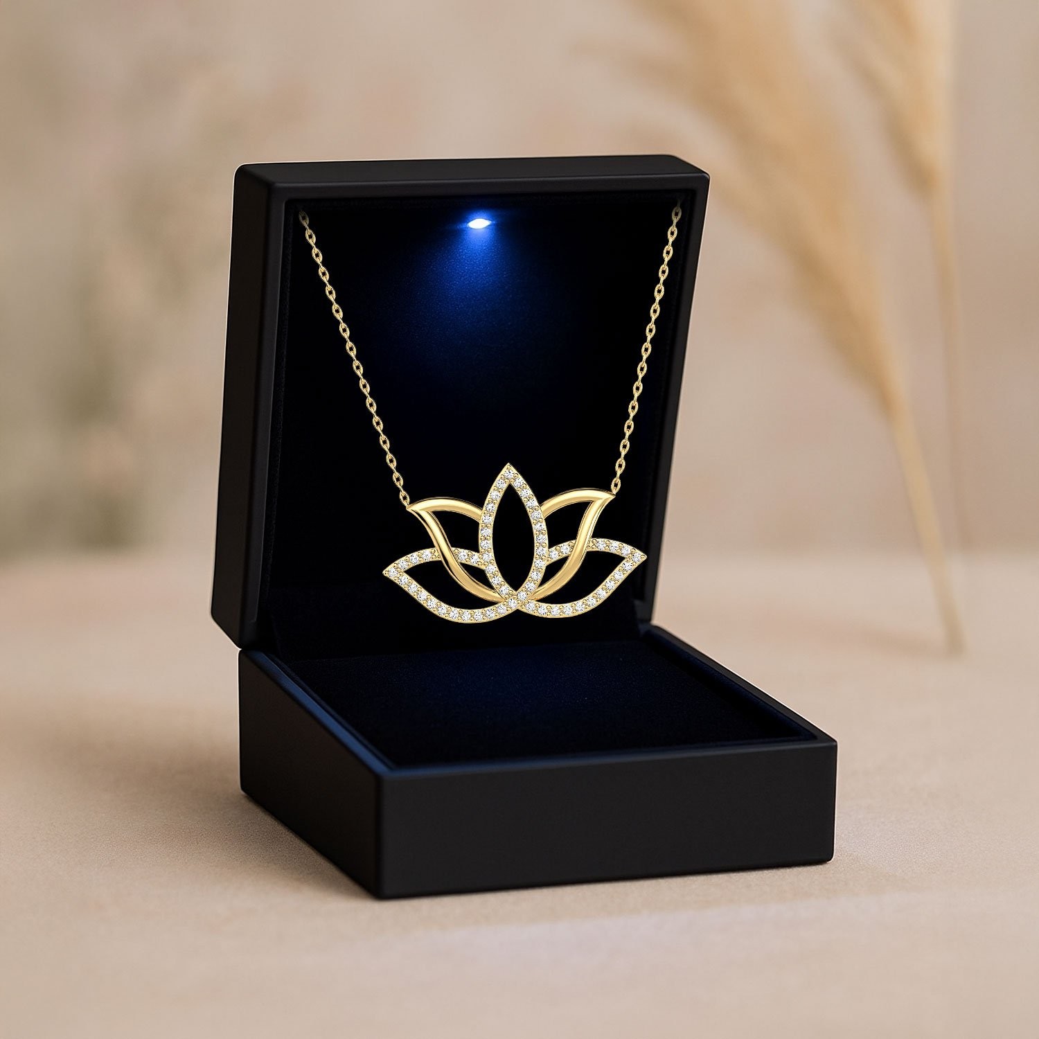 Işıklı Kutuda Taşlı Lotus Çiçeği Altın Kaplama Gümüş Kolye
