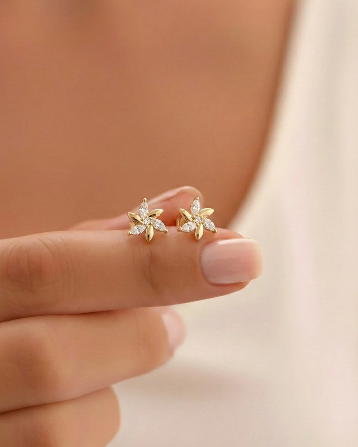 Minik Rüzgar Gülü 14 Ayar Altın Küpe